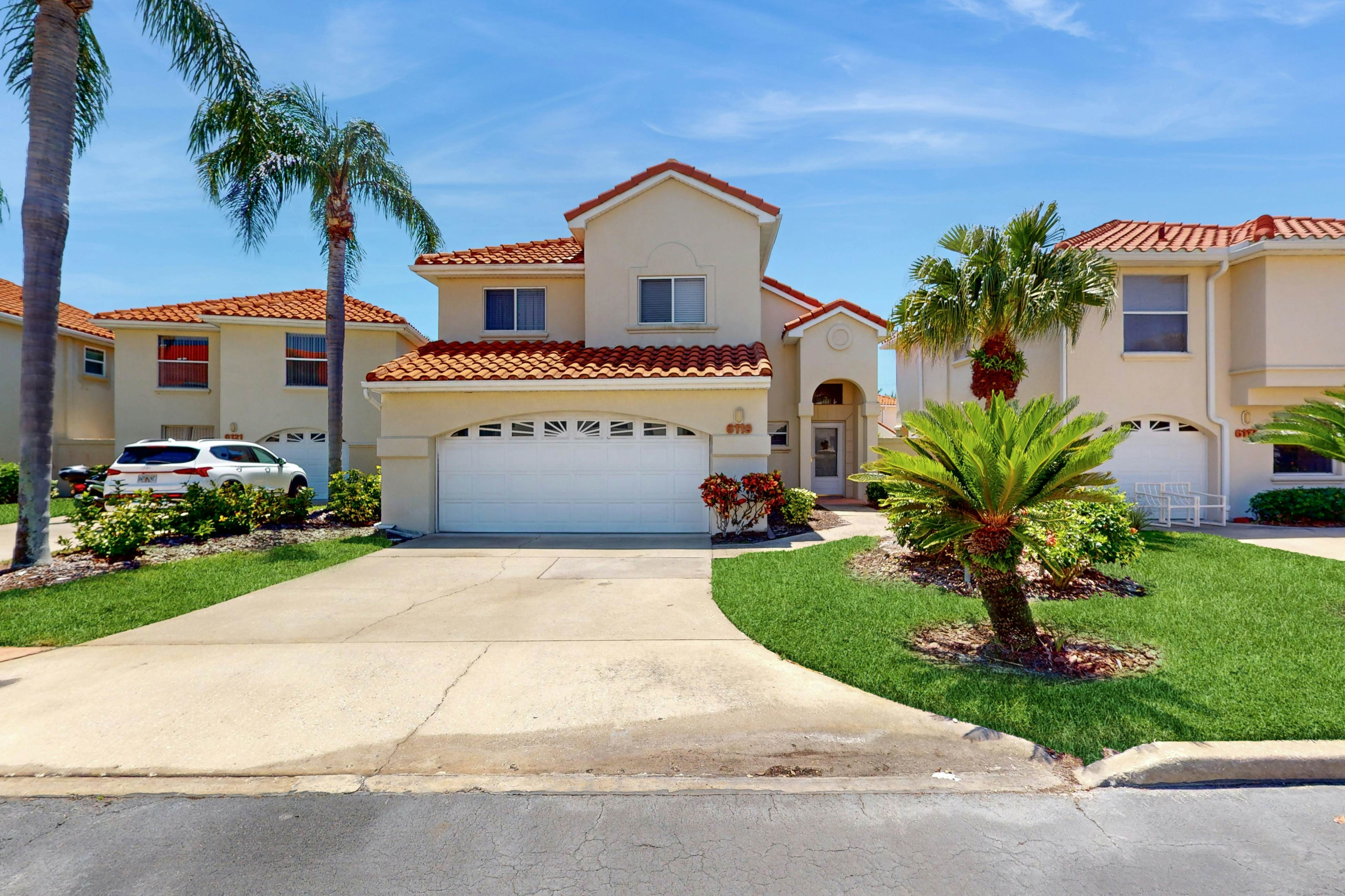 Snowbird-friendly townhouse near downtown with heated pool, hot tub, grill, golf