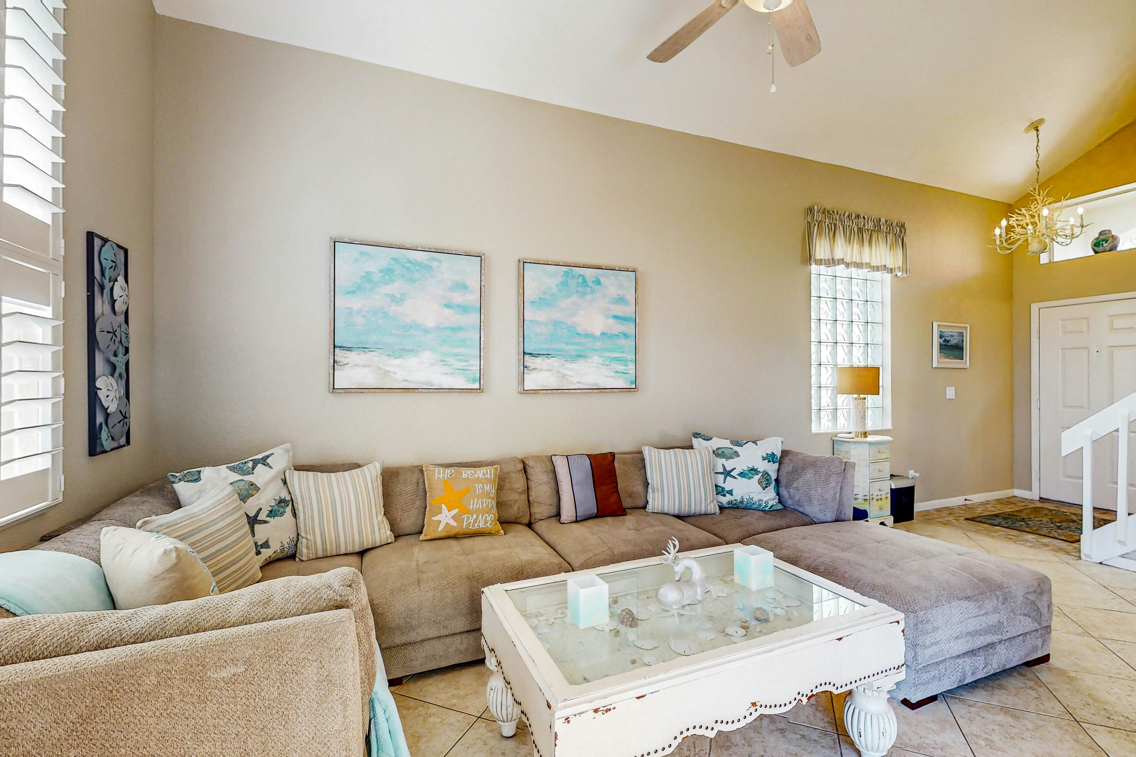 Snowbird-friendly townhouse near downtown with heated pool, hot tub, grill, golf