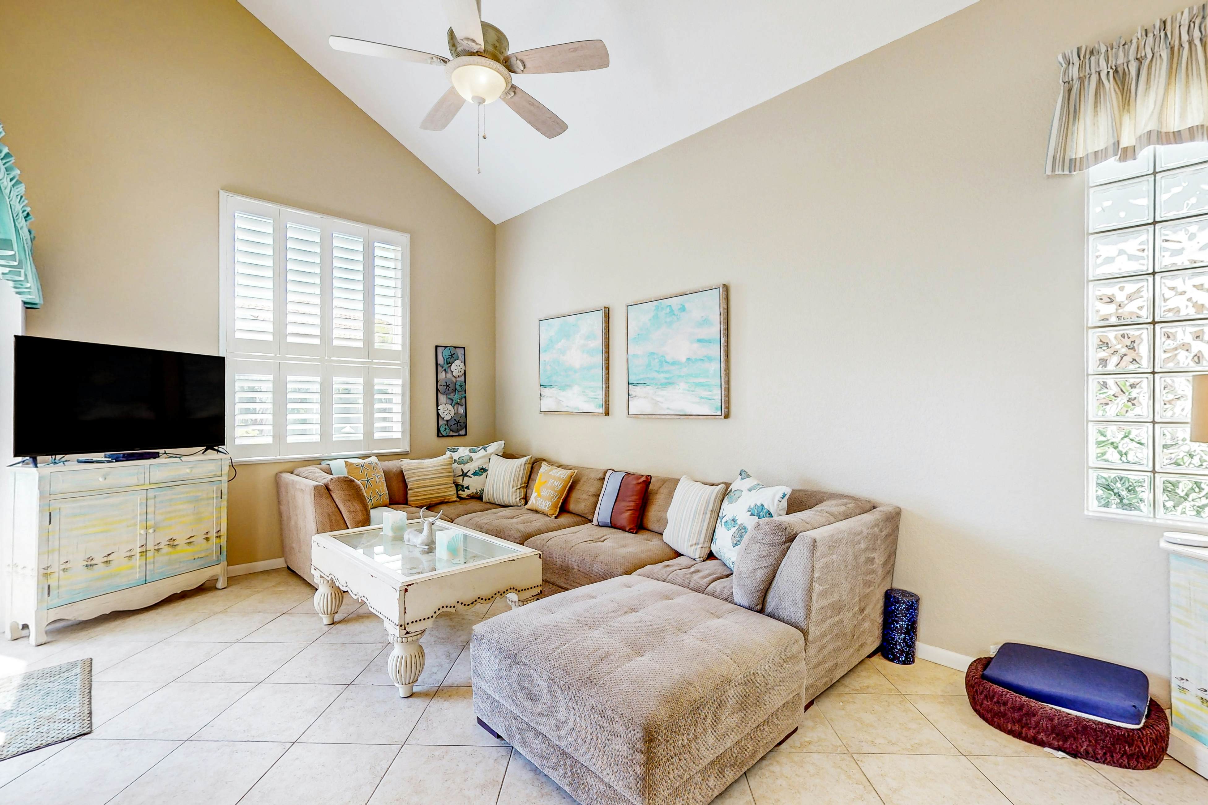 Snowbird-friendly townhouse near downtown with heated pool, hot tub, grill, golf