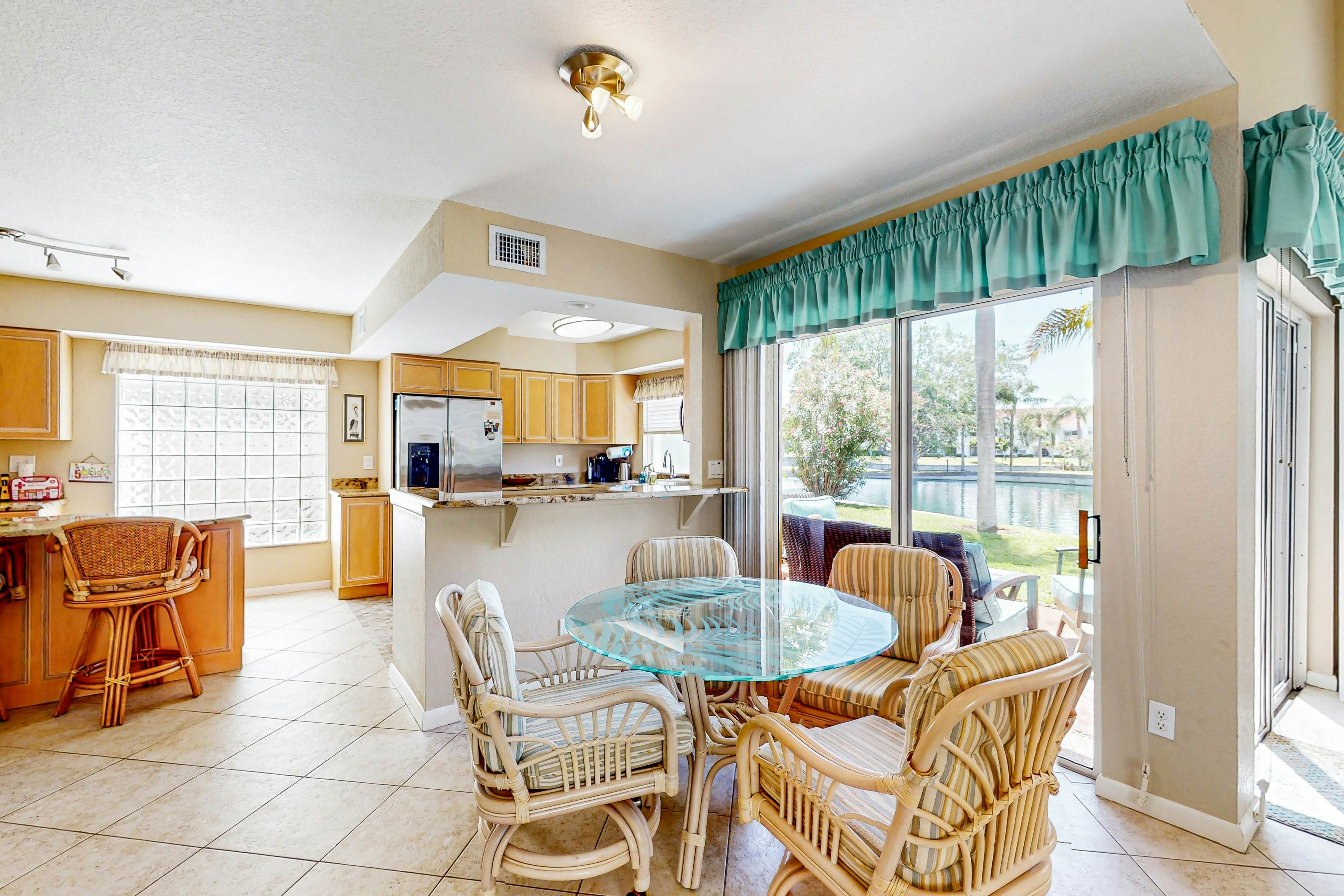 Snowbird-friendly townhouse near downtown with heated pool, hot tub, grill, golf