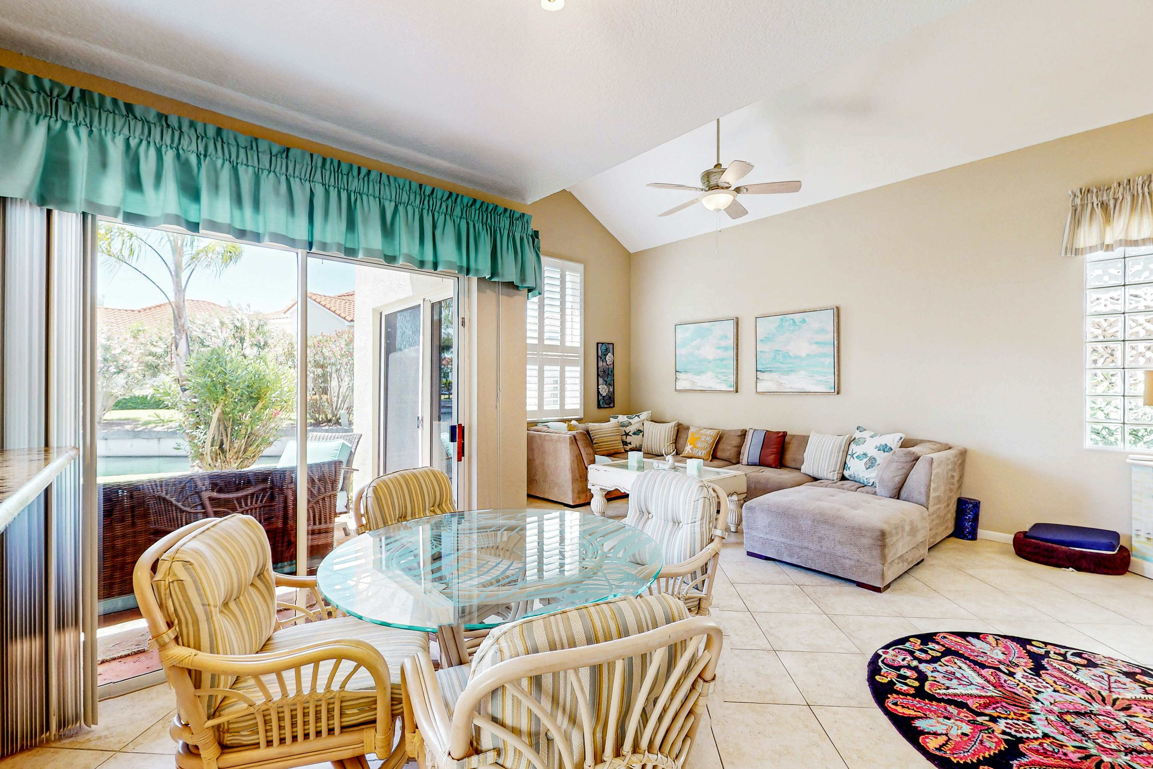 Snowbird-friendly townhouse near downtown with heated pool, hot tub, grill, golf