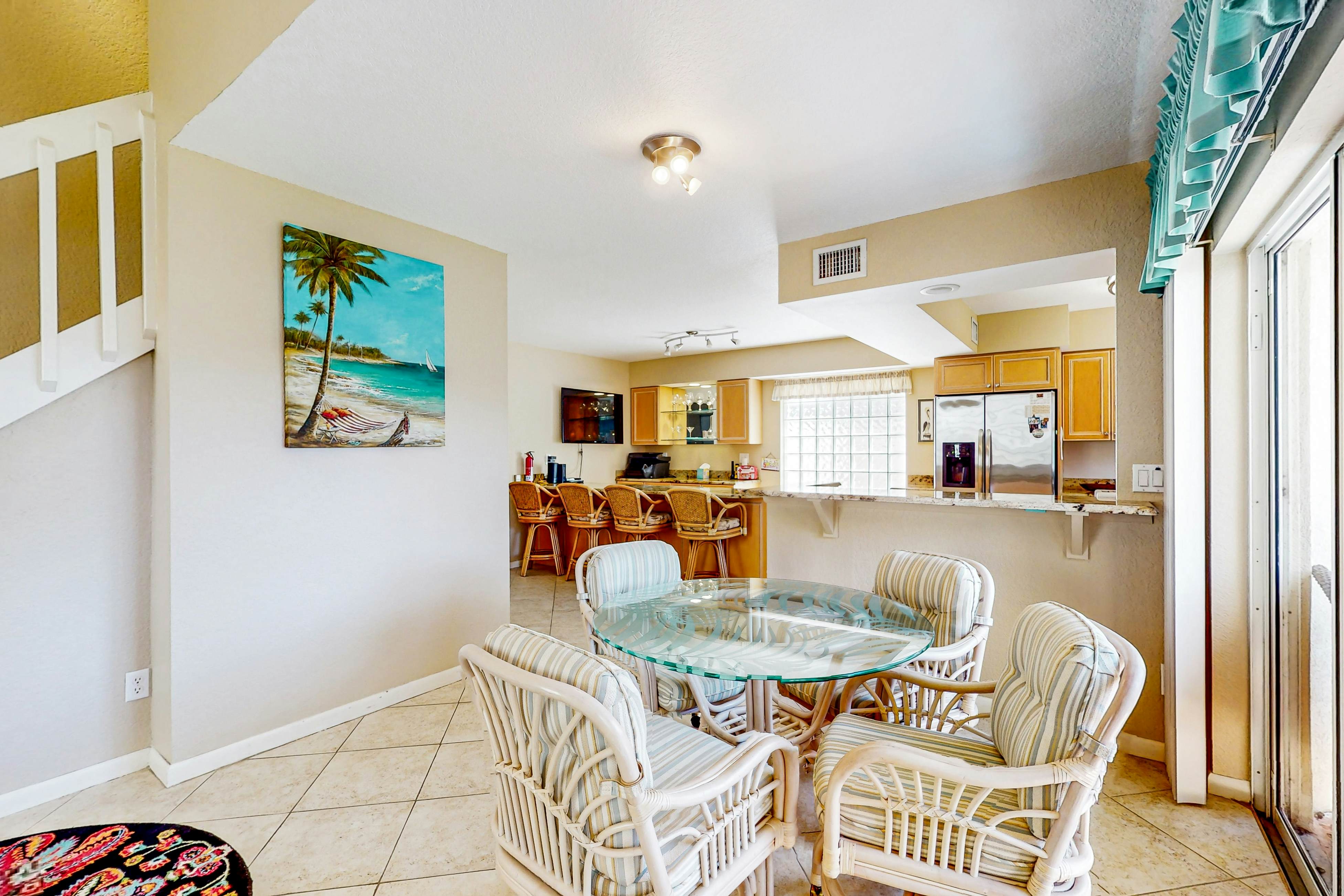 Snowbird-friendly townhouse near downtown with heated pool, hot tub, grill, golf