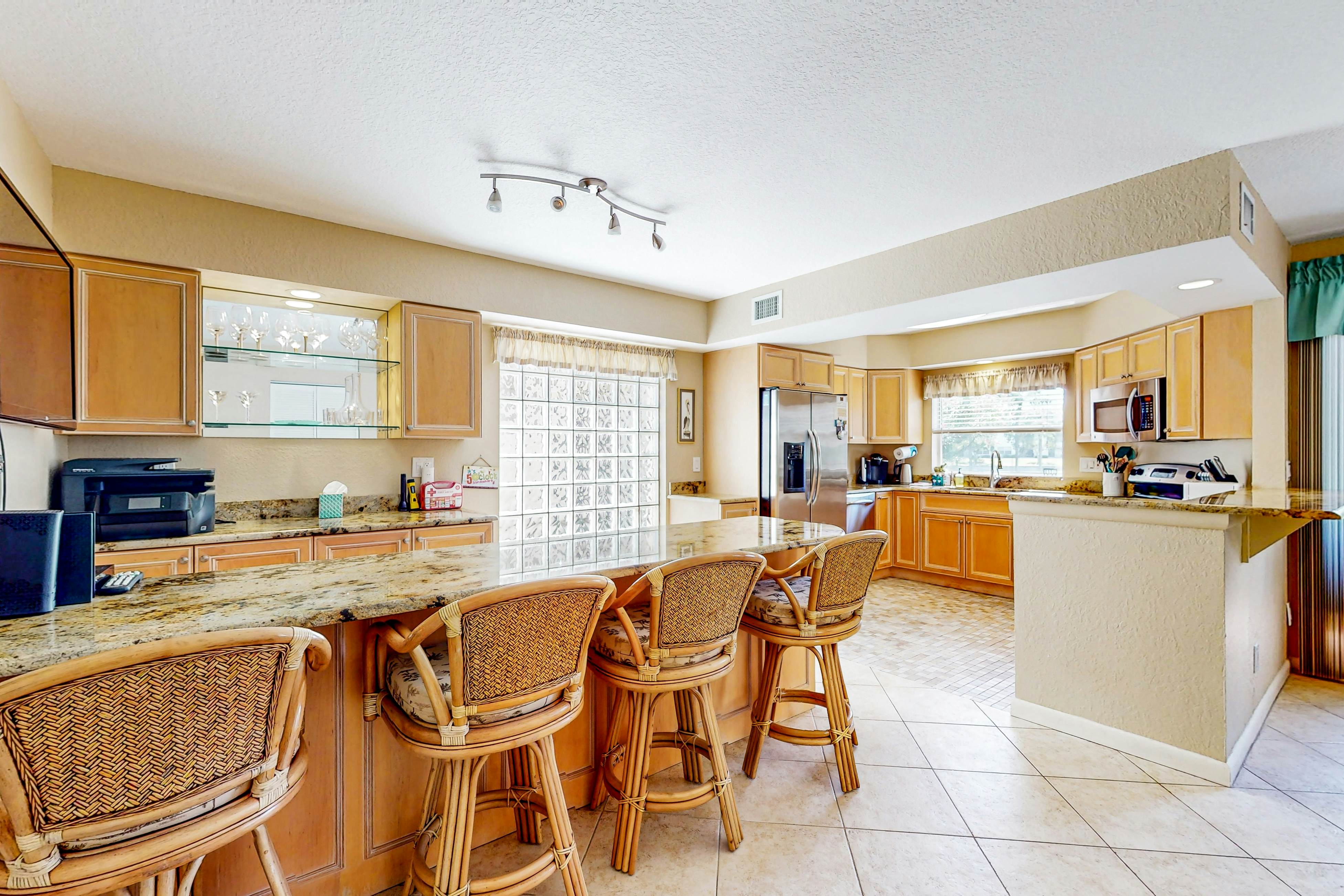 Snowbird-friendly townhouse near downtown with heated pool, hot tub, grill, golf