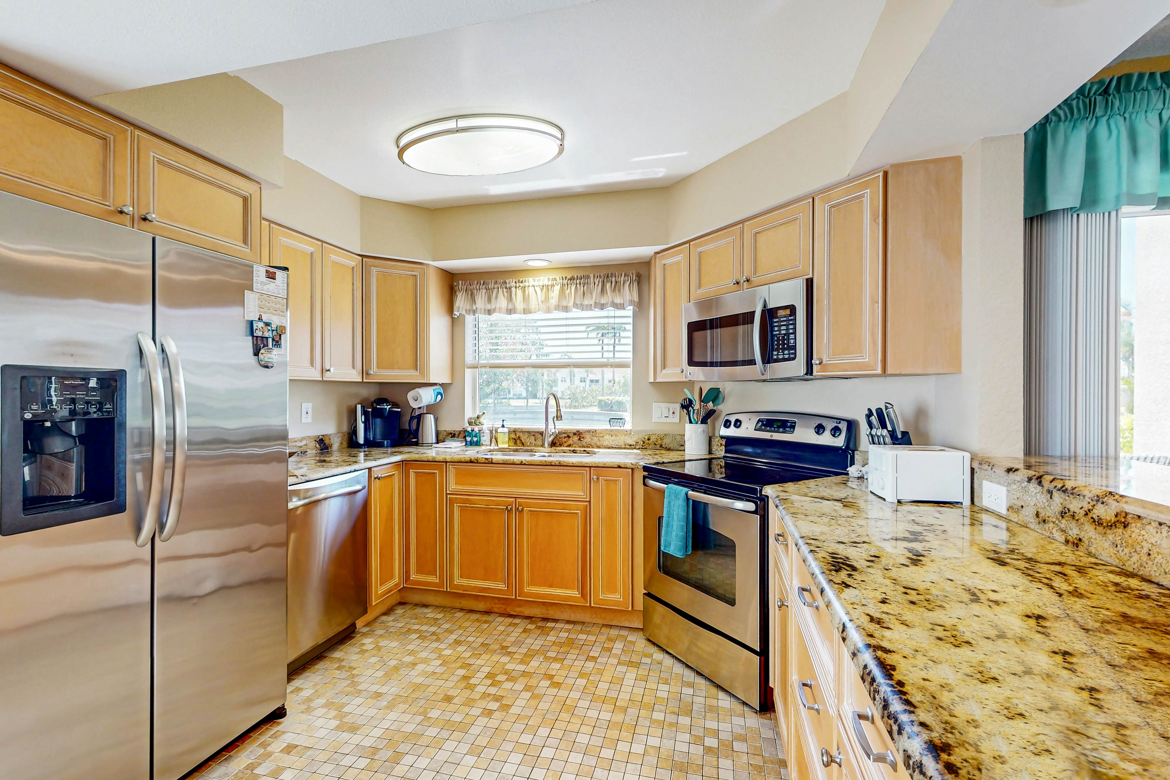 Snowbird-friendly townhouse near downtown with heated pool, hot tub, grill, golf