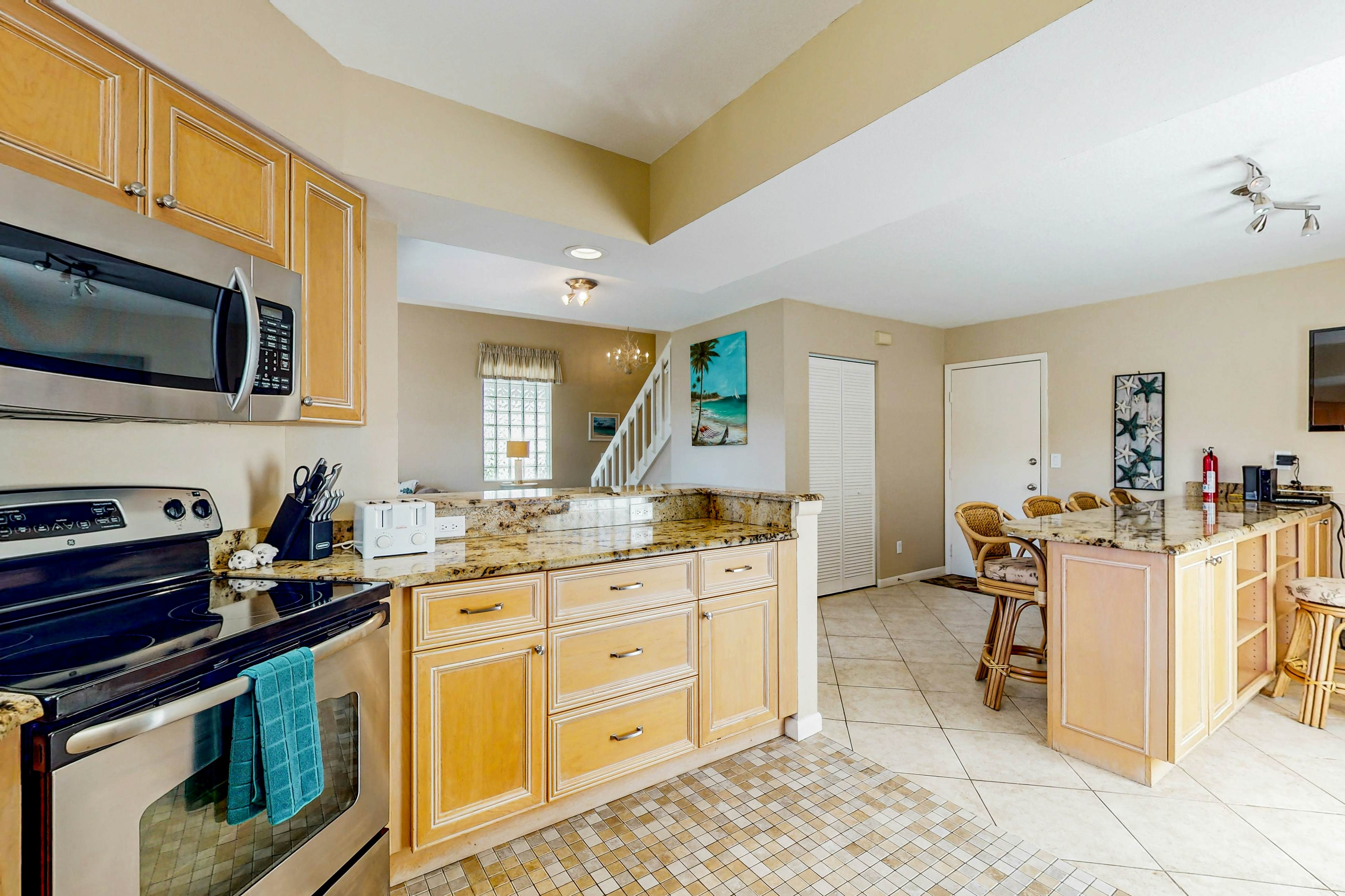 Snowbird-friendly townhouse near downtown with heated pool, hot tub, grill, golf