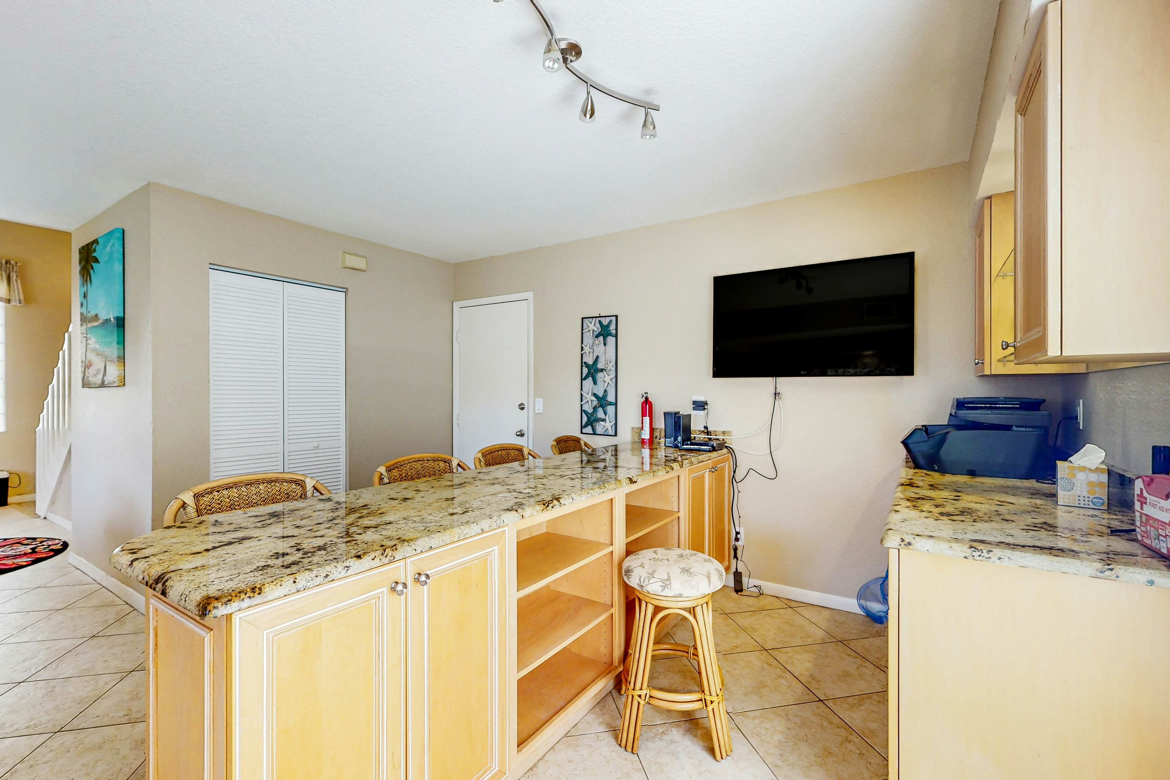 Snowbird-friendly townhouse near downtown with heated pool, hot tub, grill, golf