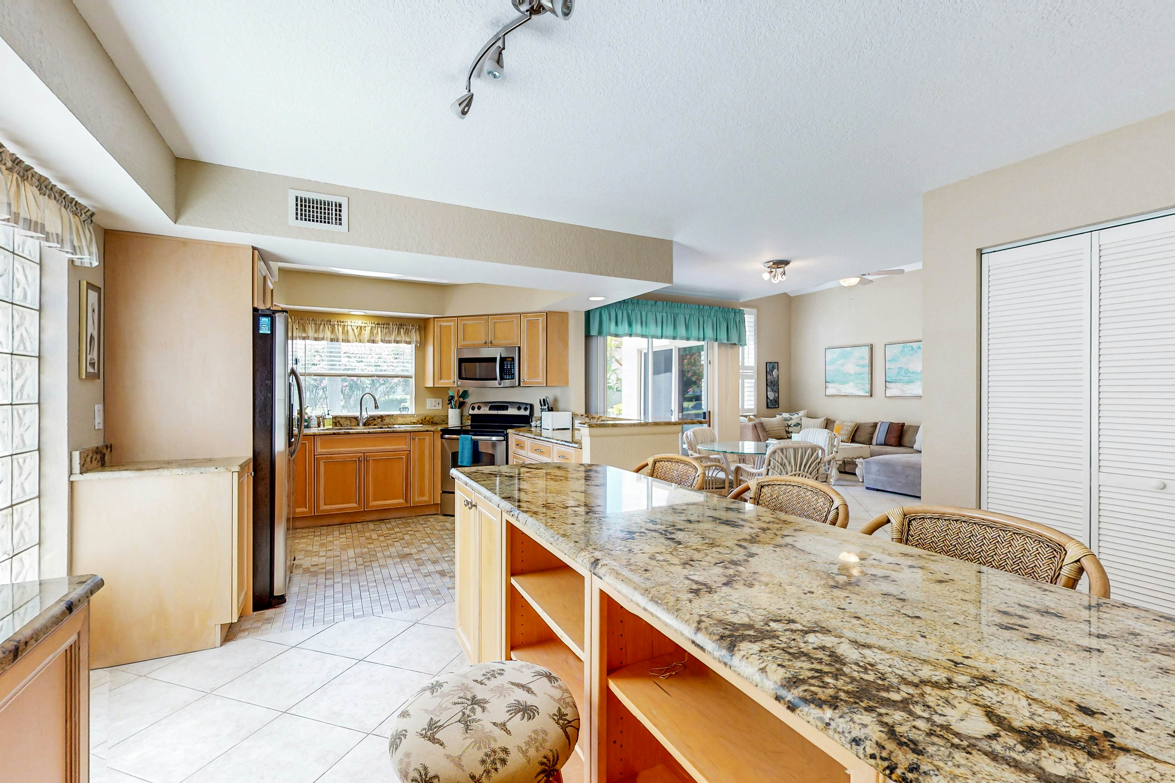 Snowbird-friendly townhouse near downtown with heated pool, hot tub, grill, golf