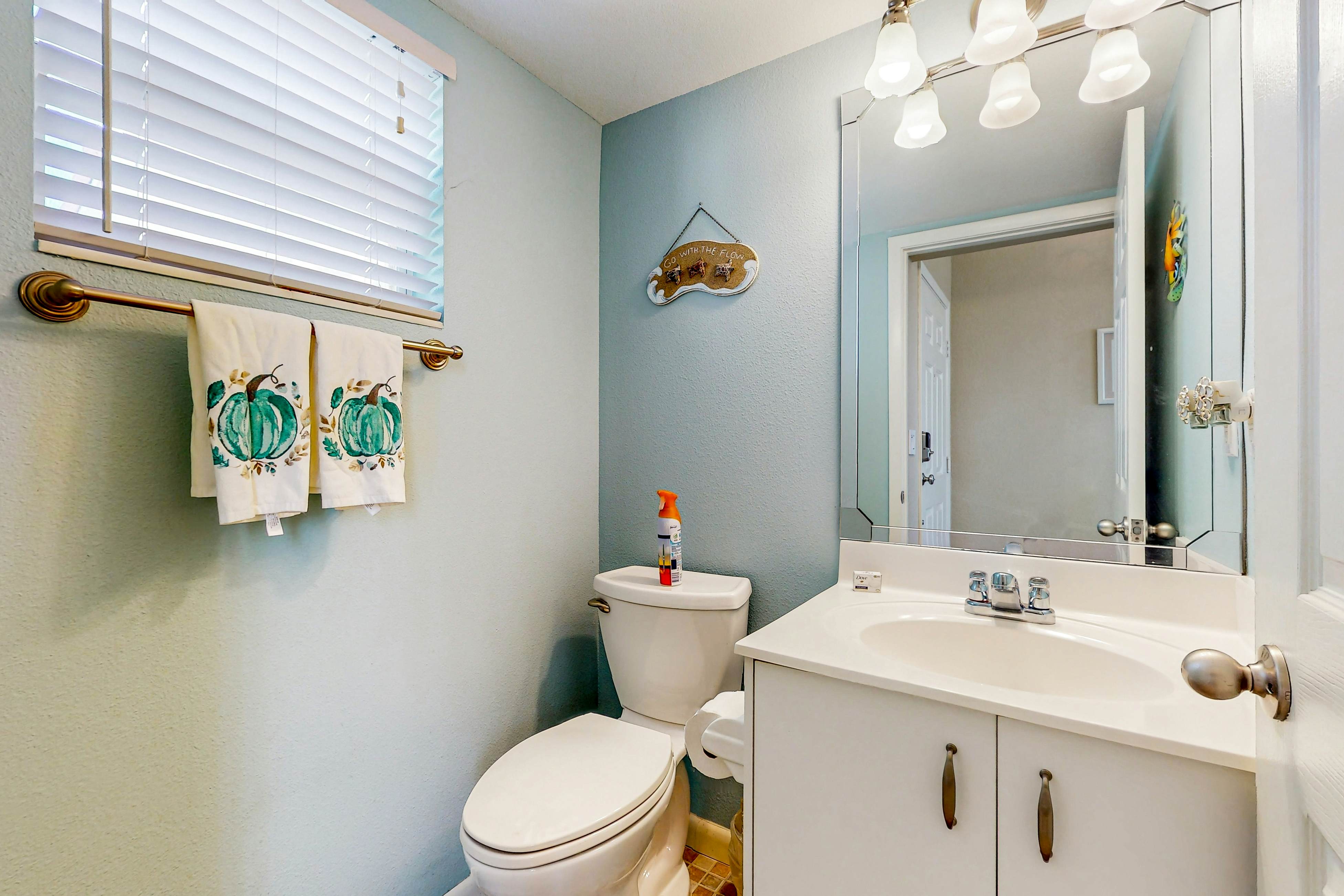 Snowbird-friendly townhouse near downtown with heated pool, hot tub, grill, golf