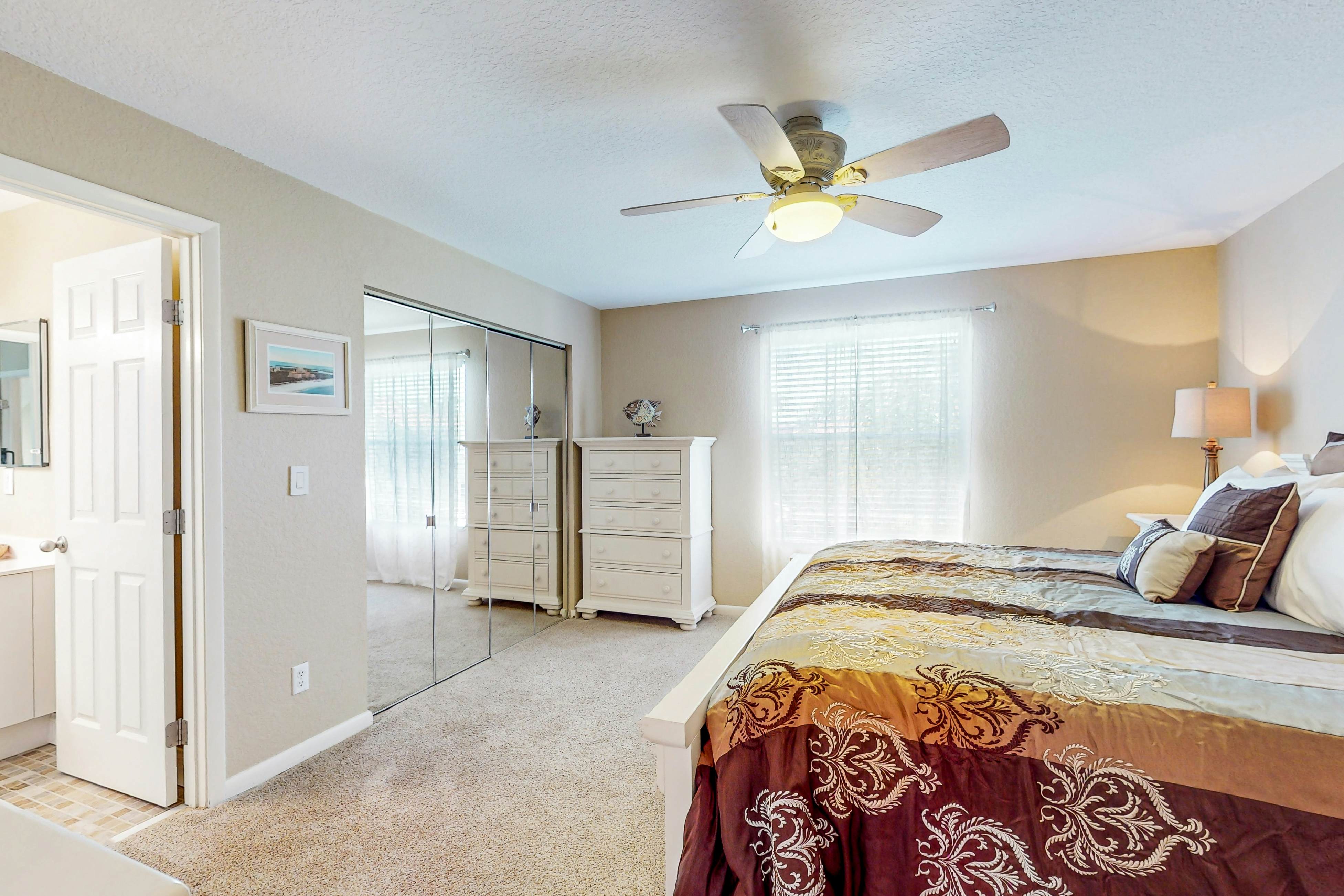 Snowbird-friendly townhouse near downtown with heated pool, hot tub, grill, golf