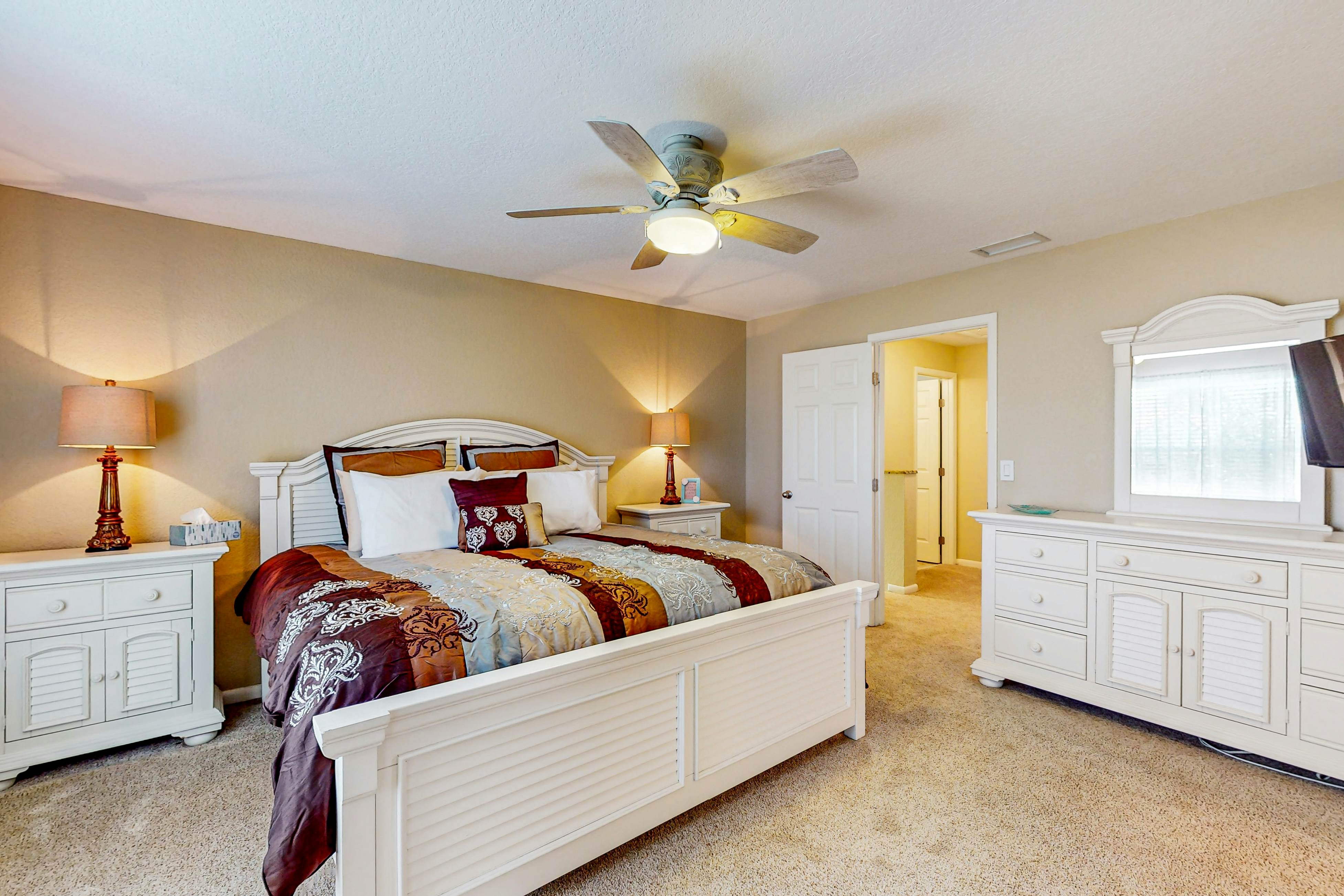 Snowbird-friendly townhouse near downtown with heated pool, hot tub, grill, golf