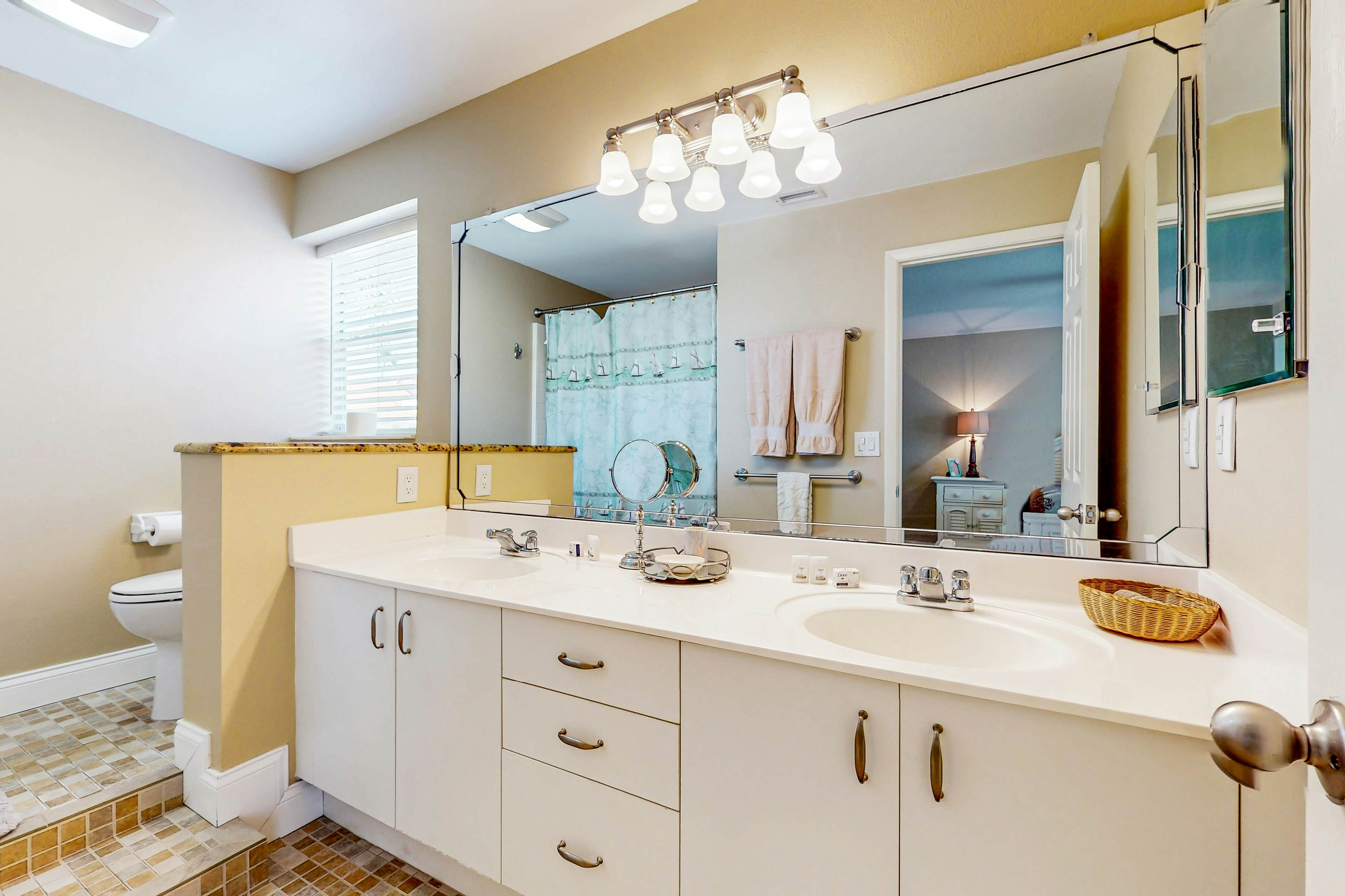 Snowbird-friendly townhouse near downtown with heated pool, hot tub, grill, golf