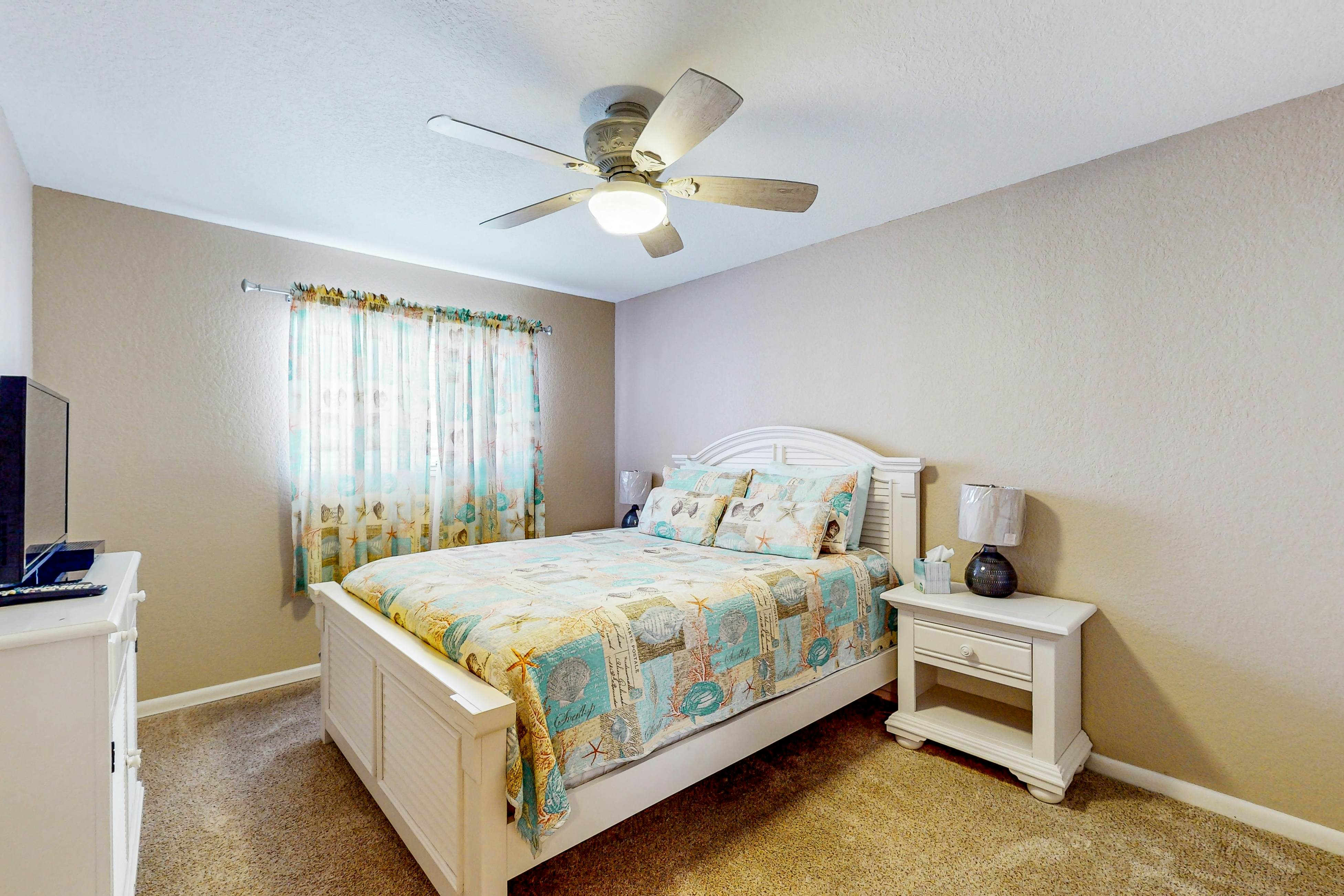 Snowbird-friendly townhouse near downtown with heated pool, hot tub, grill, golf