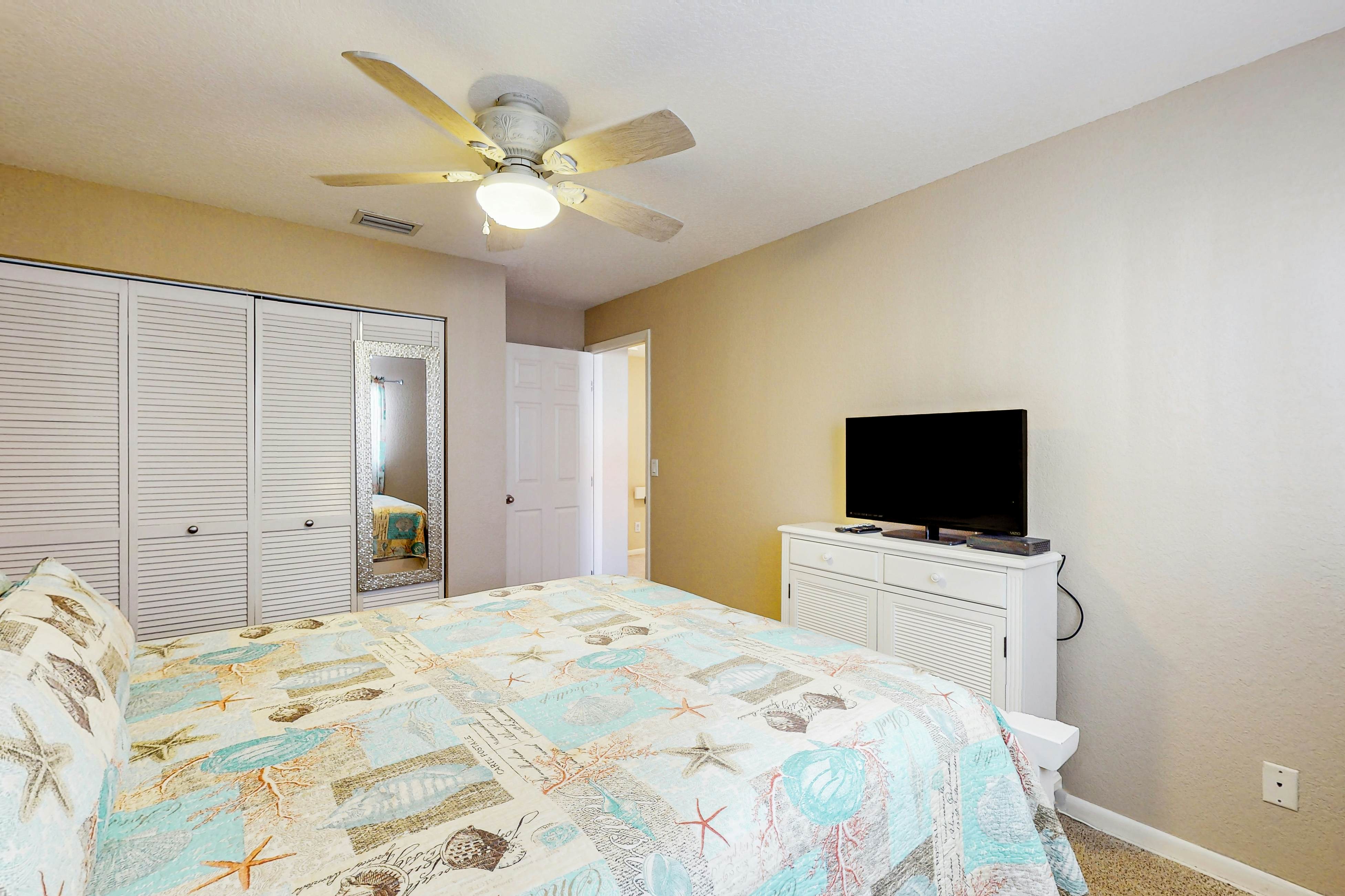 Snowbird-friendly townhouse near downtown with heated pool, hot tub, grill, golf