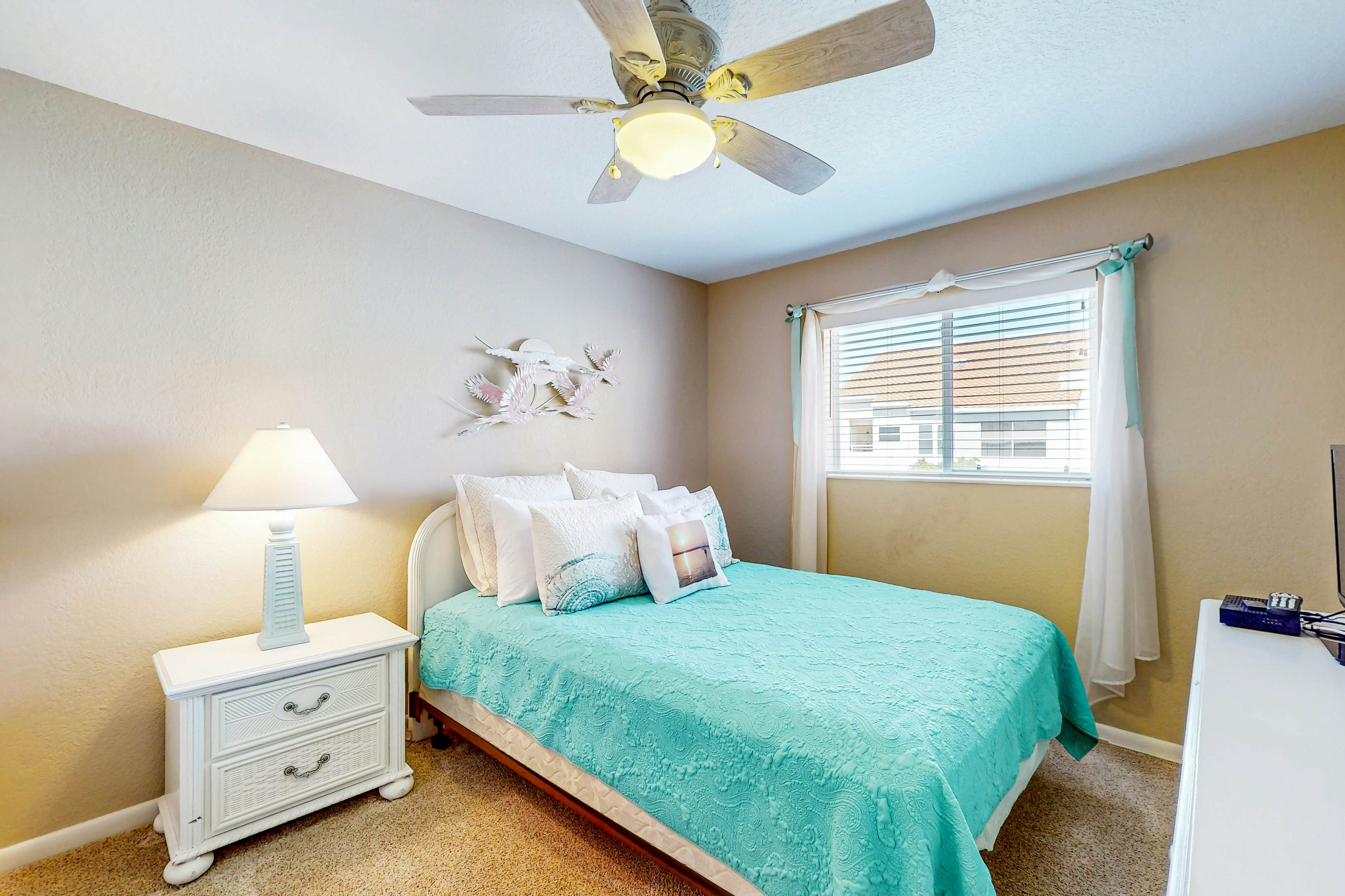 Snowbird-friendly townhouse near downtown with heated pool, hot tub, grill, golf