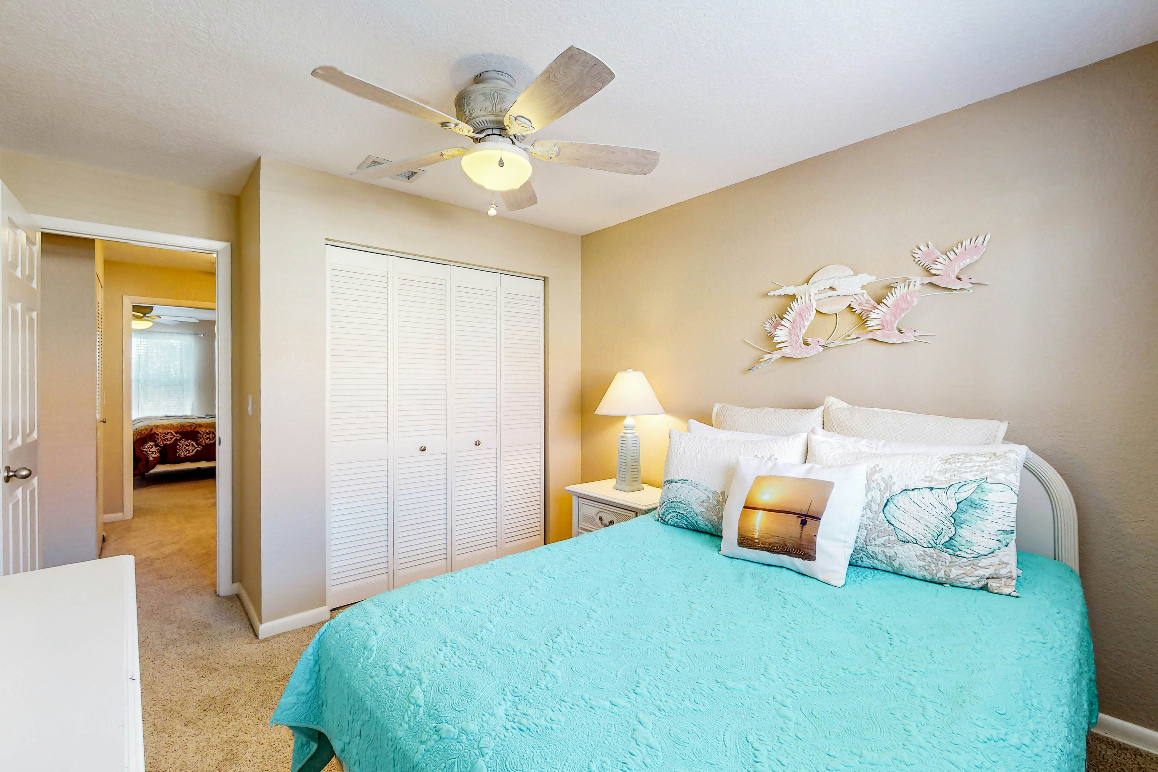 Snowbird-friendly townhouse near downtown with heated pool, hot tub, grill, golf