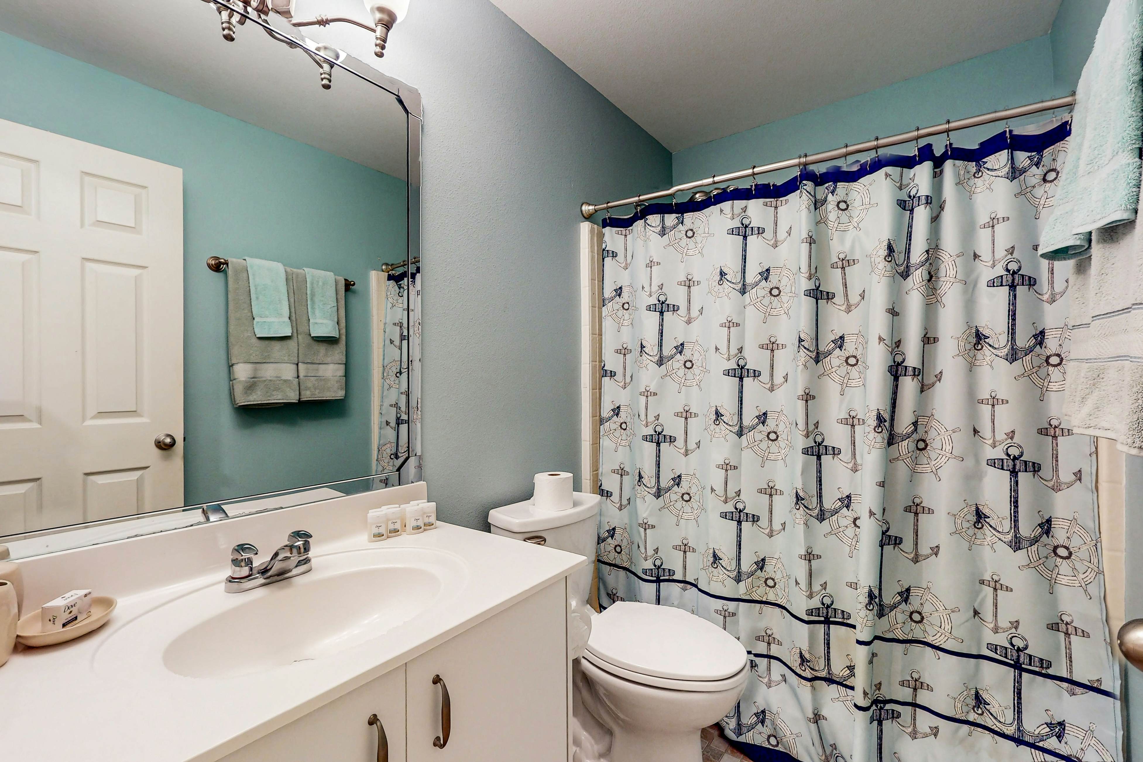 Snowbird-friendly townhouse near downtown with heated pool, hot tub, grill, golf