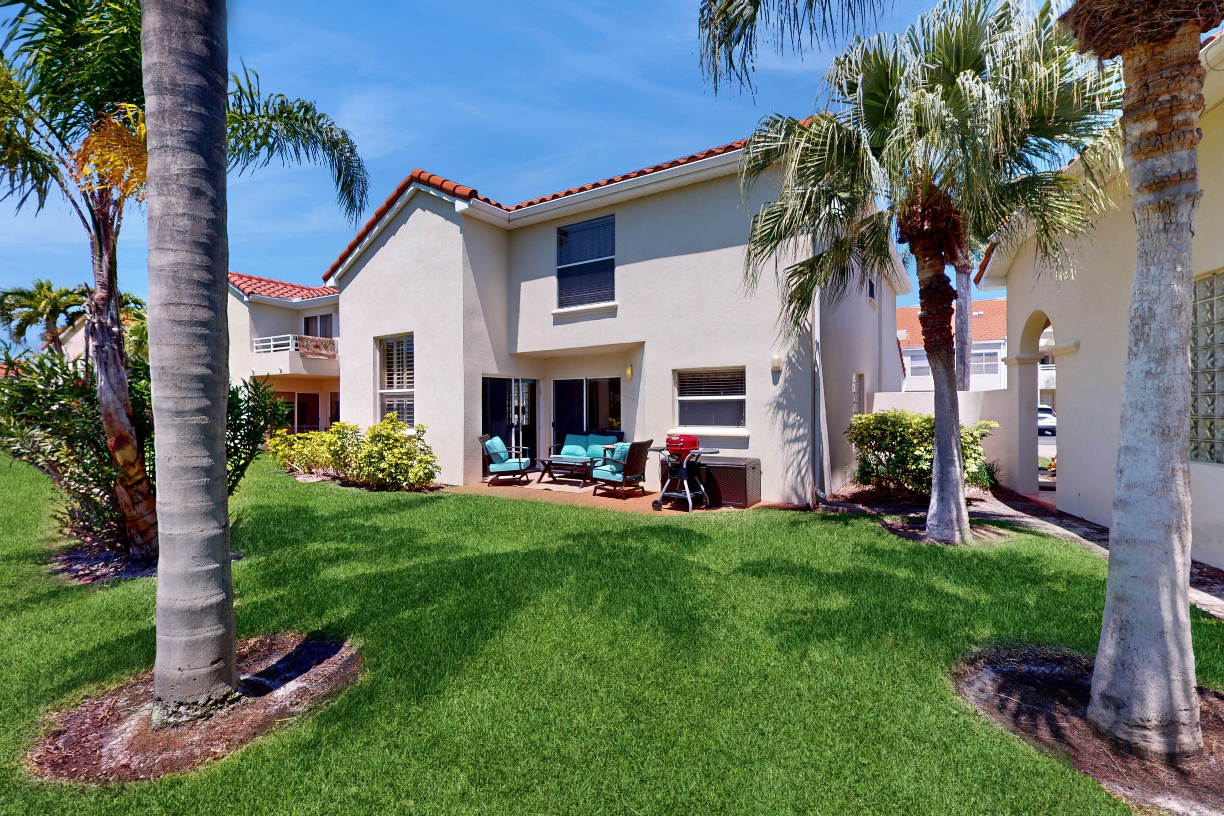 Snowbird-friendly townhouse near downtown with heated pool, hot tub, grill, golf