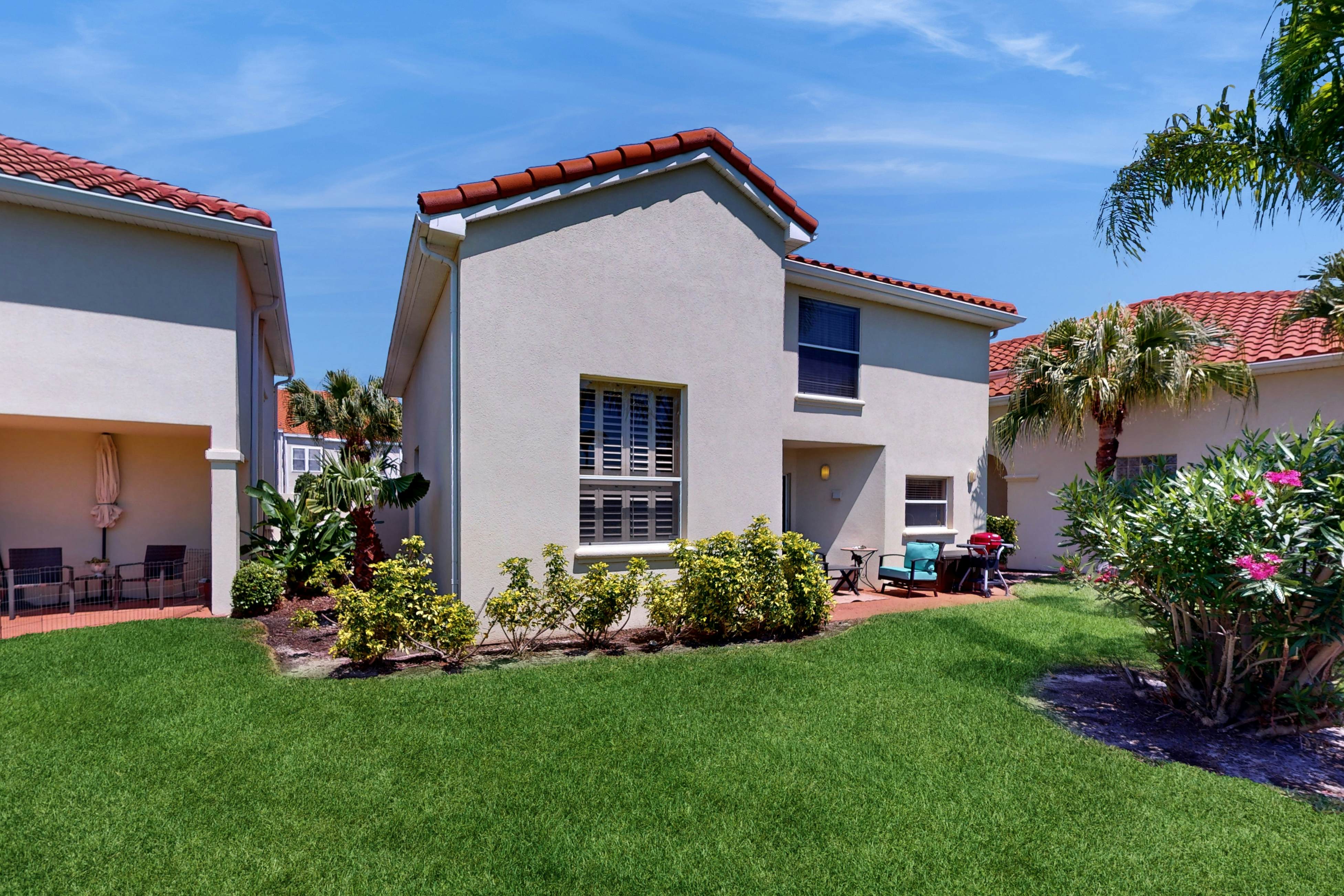 Snowbird-friendly townhouse near downtown with heated pool, hot tub, grill, golf