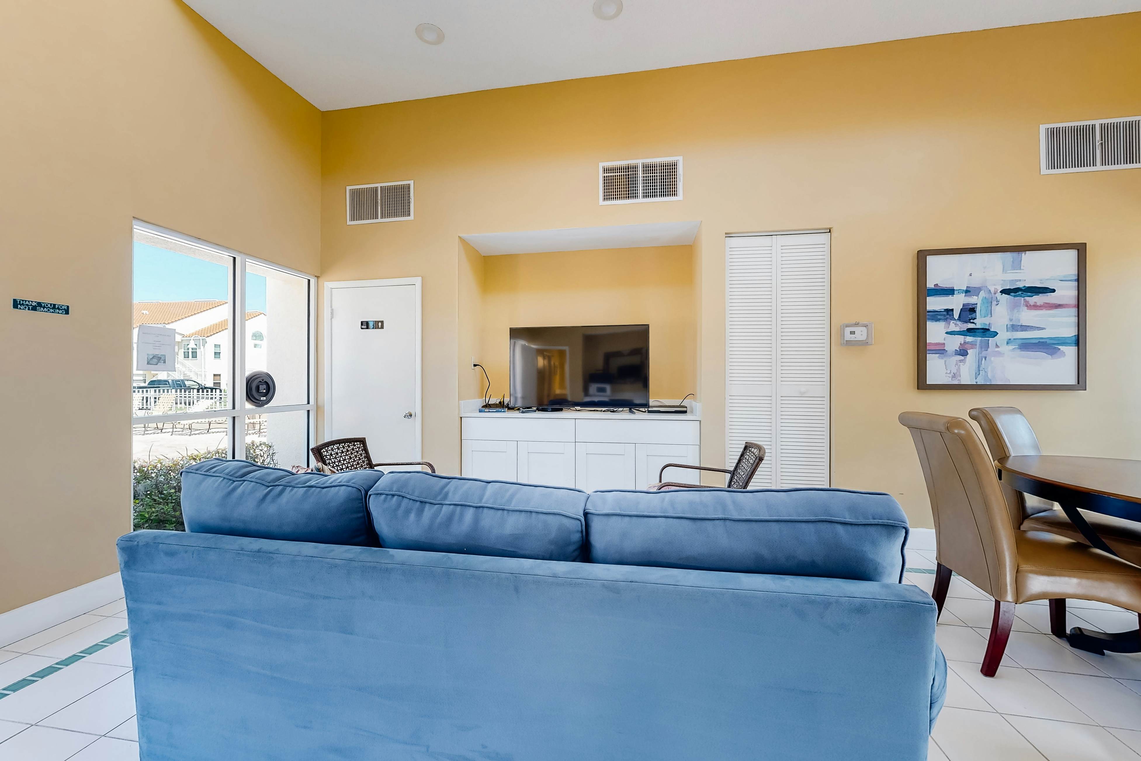 Snowbird-friendly townhouse near downtown with heated pool, hot tub, grill, golf