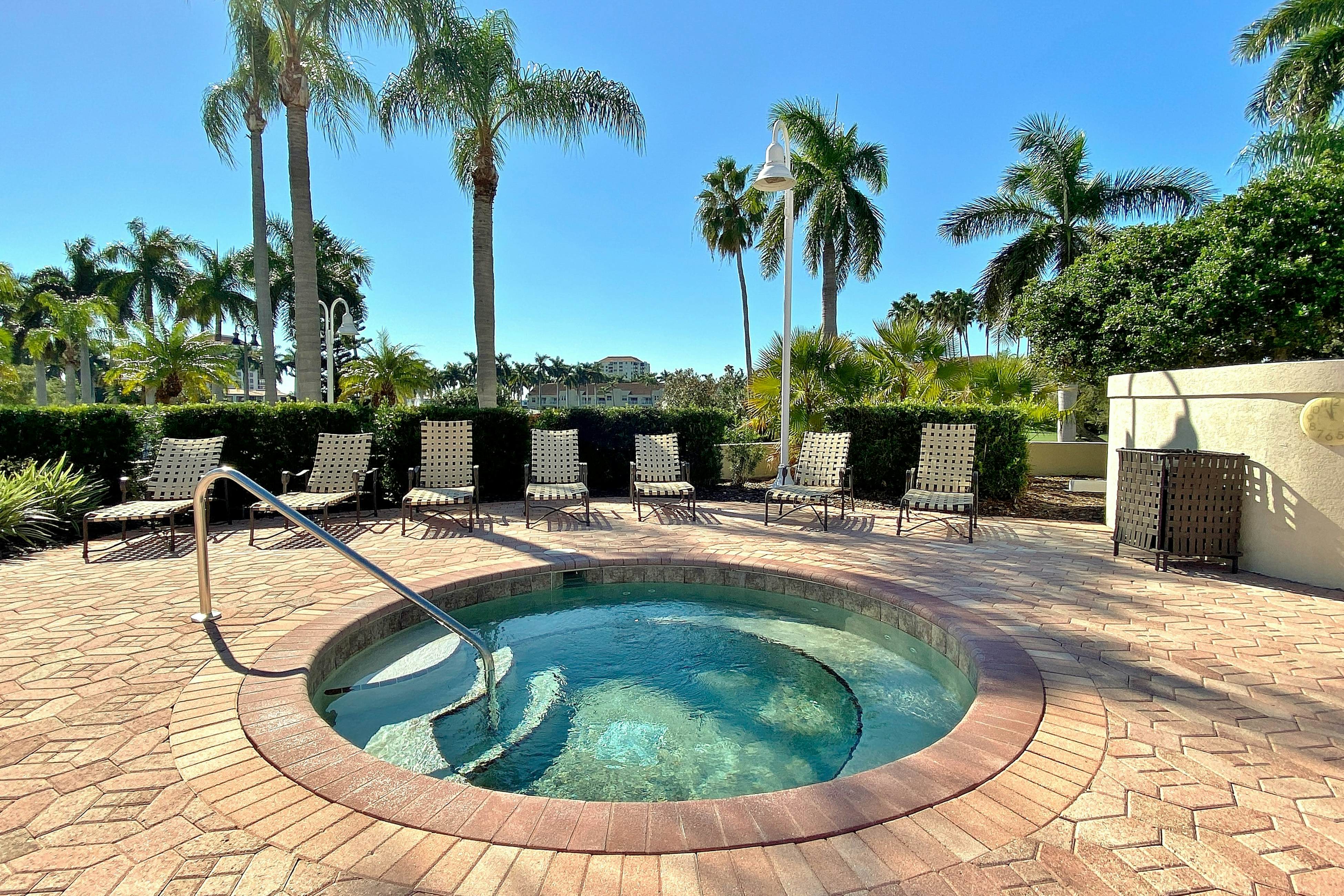 Snowbird-friendly townhouse near downtown with heated pool, hot tub, grill, golf