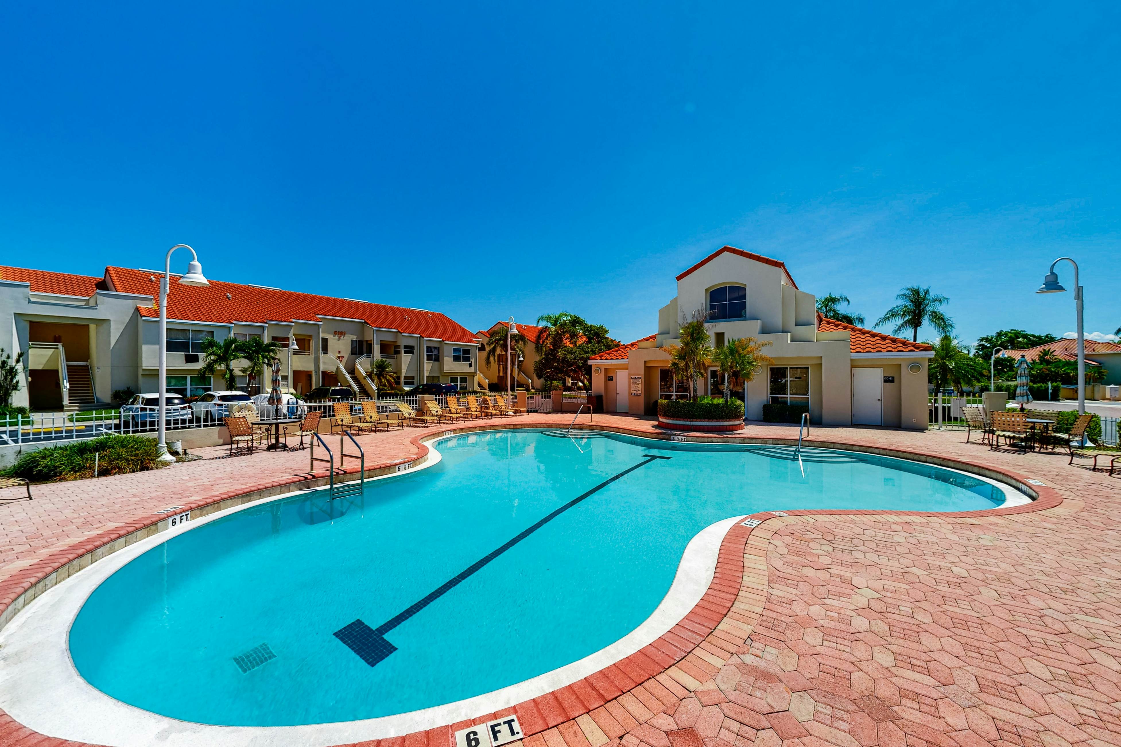 Snowbird-friendly townhouse near downtown with heated pool, hot tub, grill, golf