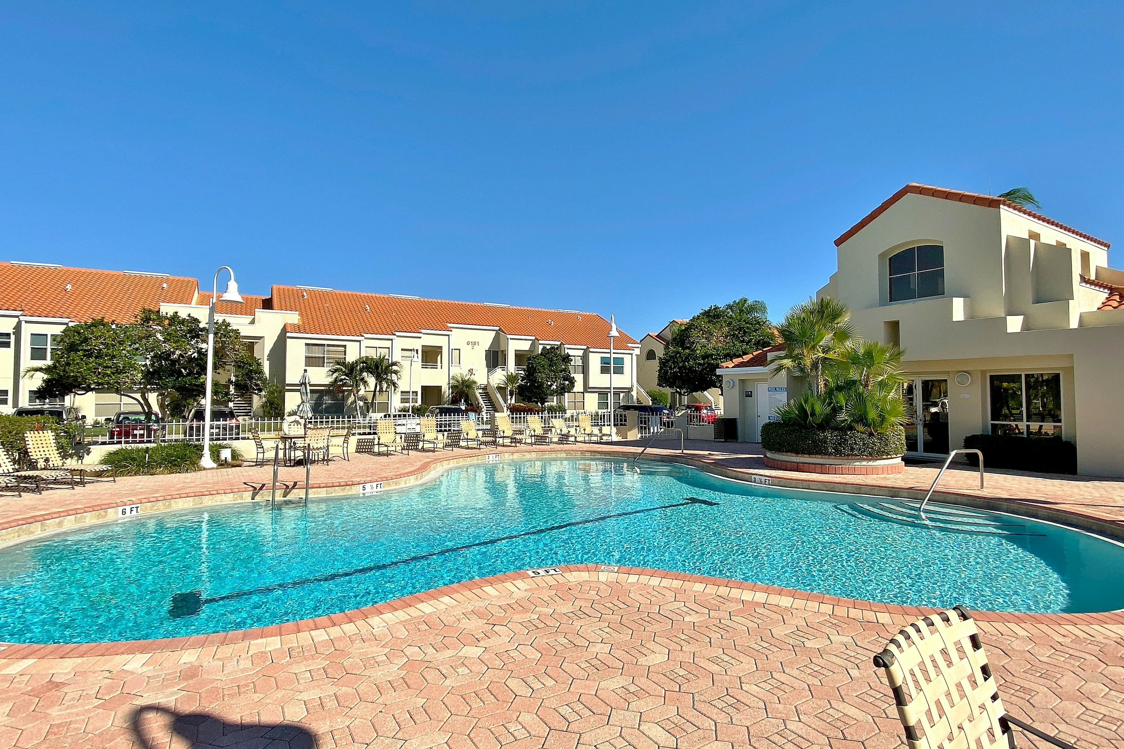 Snowbird-friendly townhouse near downtown with heated pool, hot tub, grill, golf