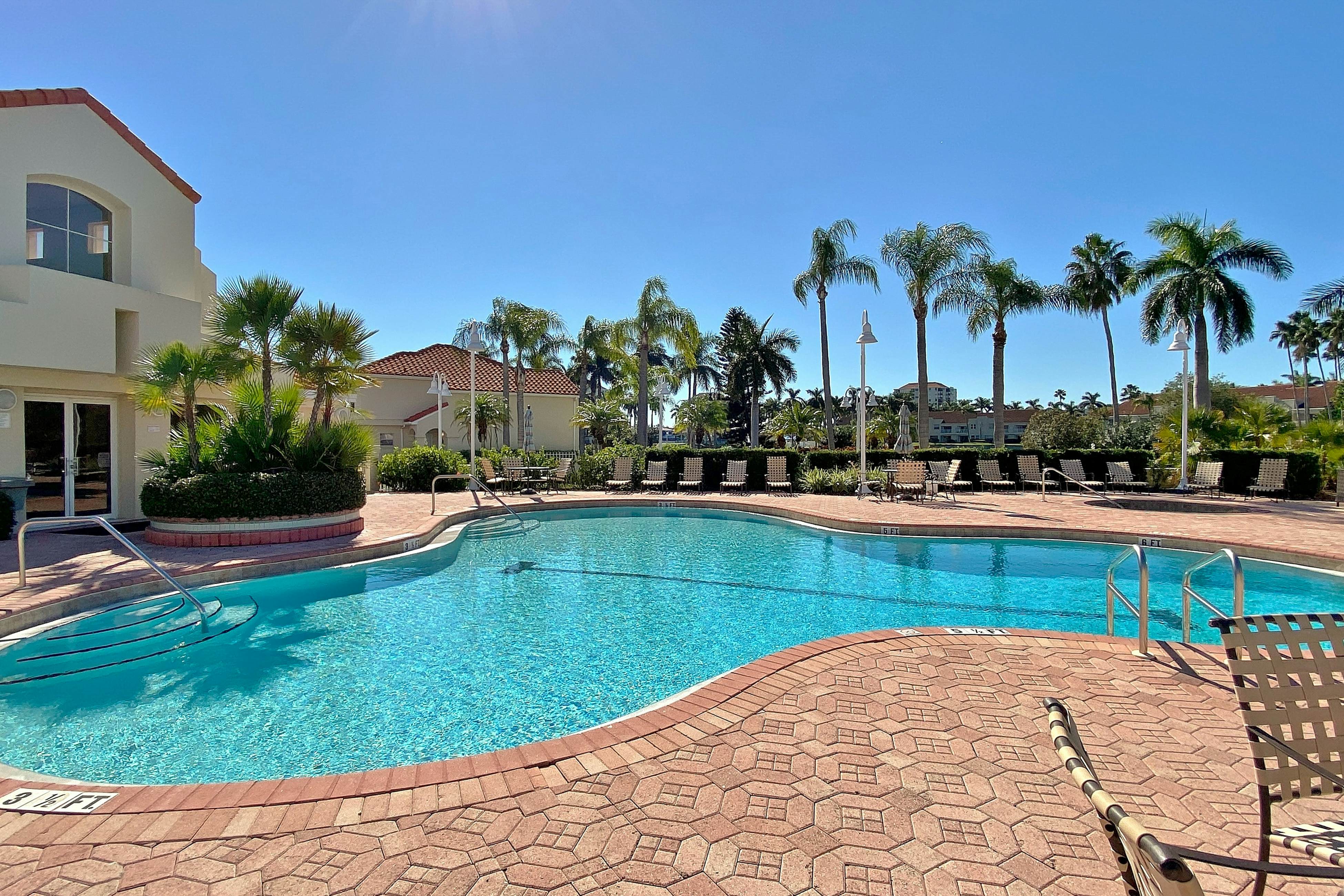 Snowbird-friendly townhouse near downtown with heated pool, hot tub, grill, golf