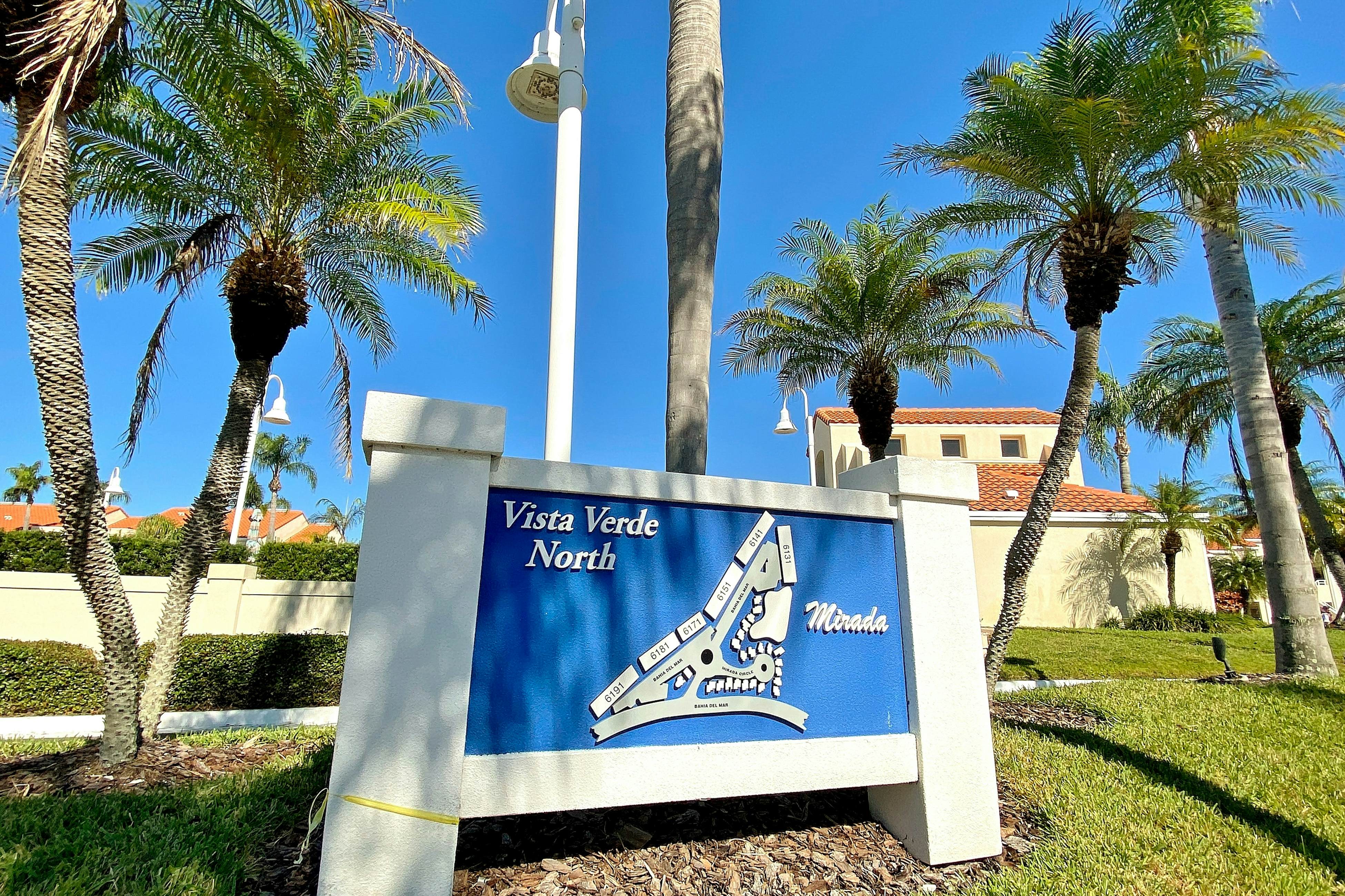 Snowbird-friendly townhouse near downtown with heated pool, hot tub, grill, golf