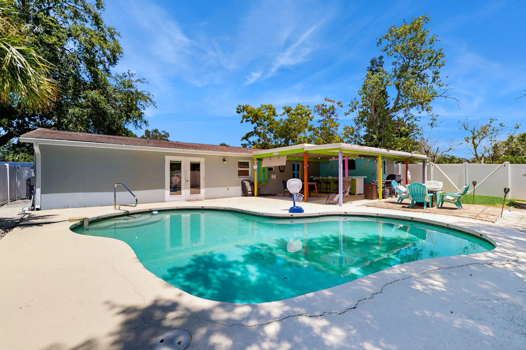 Bright Home with Private Pool High Speed WiFi Firepit Outdoor Bar and Grill