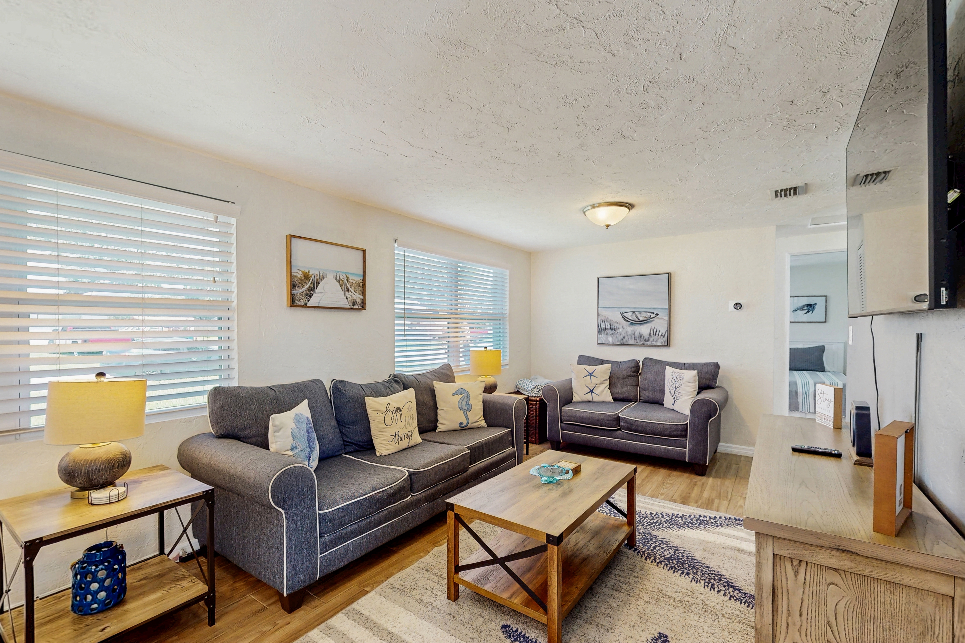 Bright Home with Private Pool High Speed WiFi Firepit Outdoor Bar and Grill