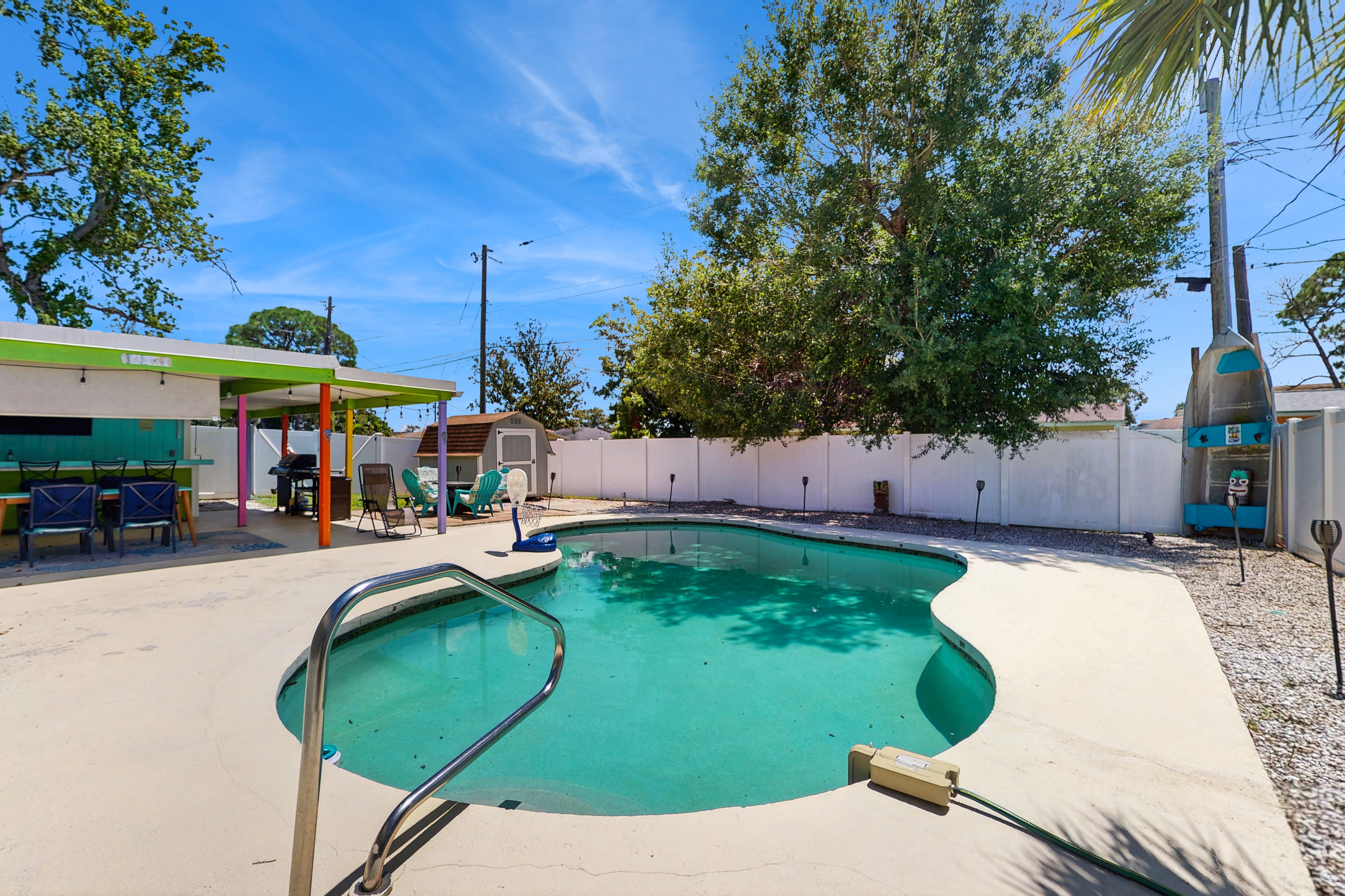 Bright Home with Private Pool High Speed WiFi Firepit Outdoor Bar and Grill