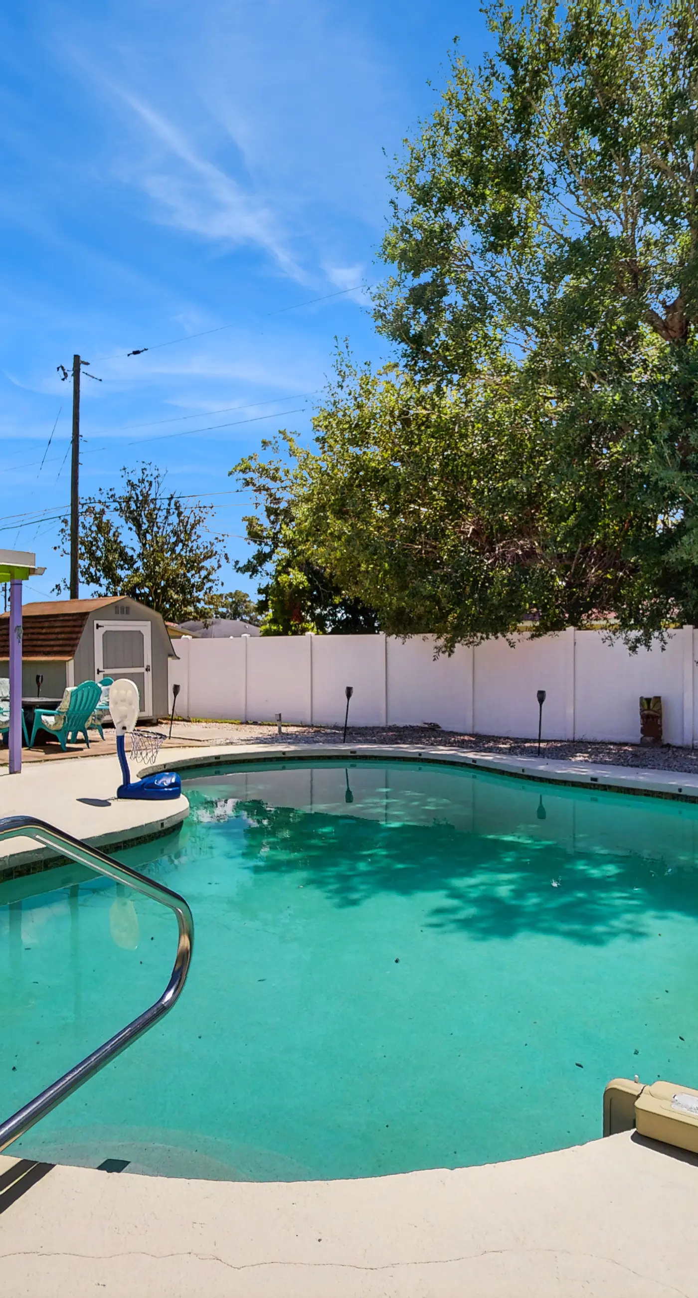 Bright Home with Private Pool High Speed WiFi Firepit Outdoor Bar and Grill