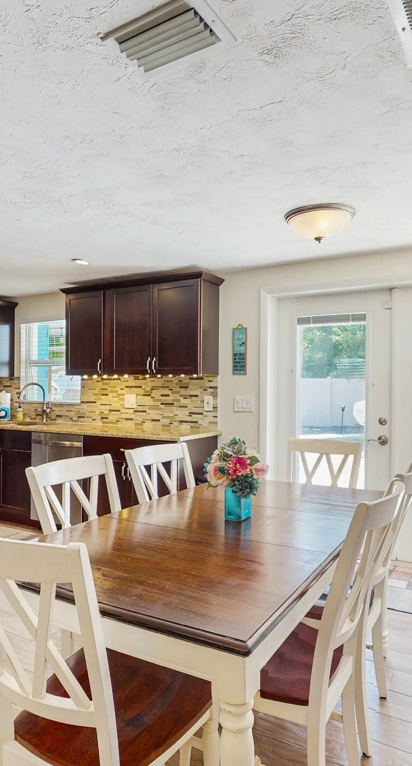 Bright Home with Private Pool High Speed WiFi Firepit Outdoor Bar and Grill