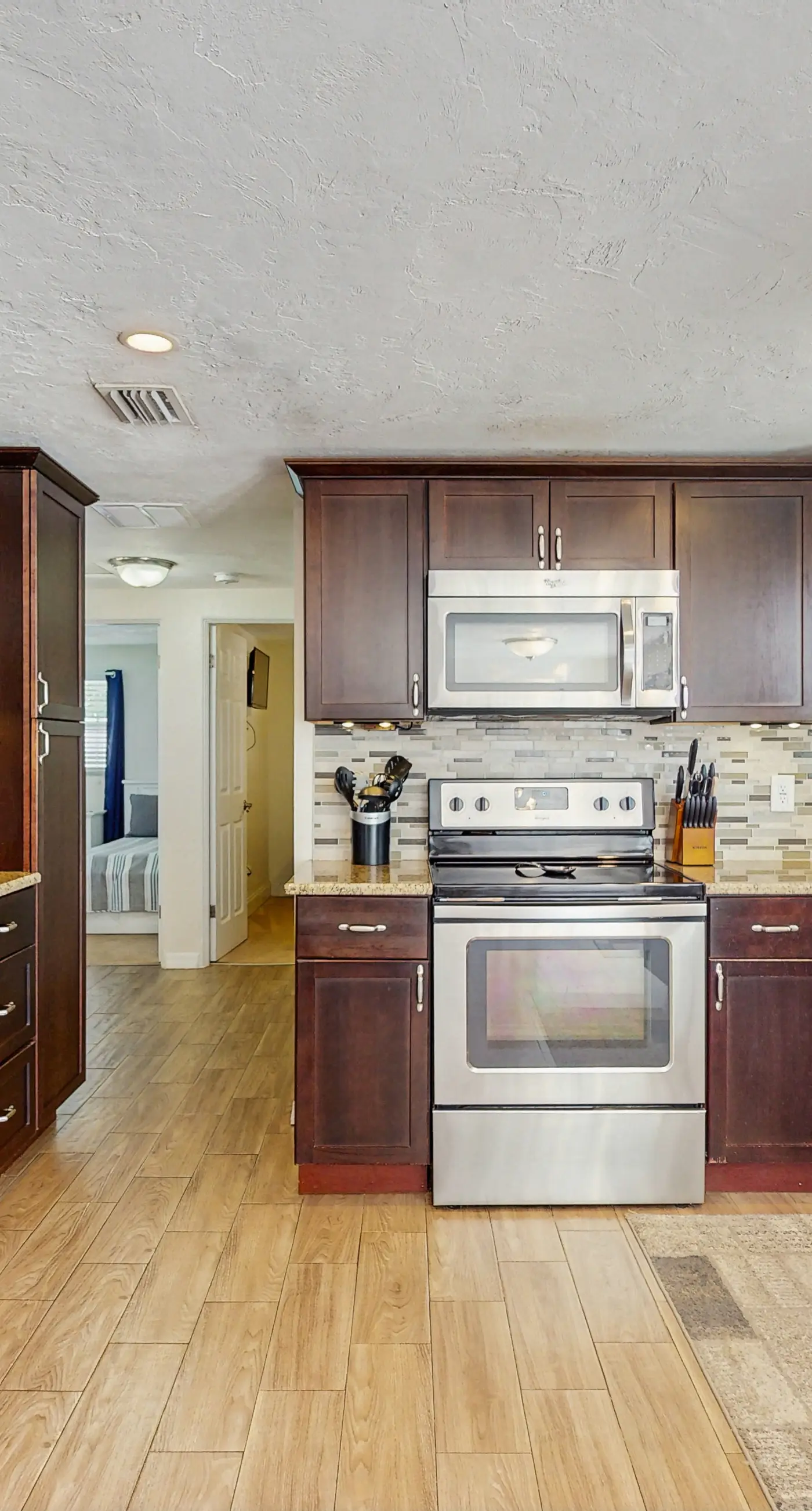 Bright Home with Private Pool High Speed WiFi Firepit Outdoor Bar and Grill