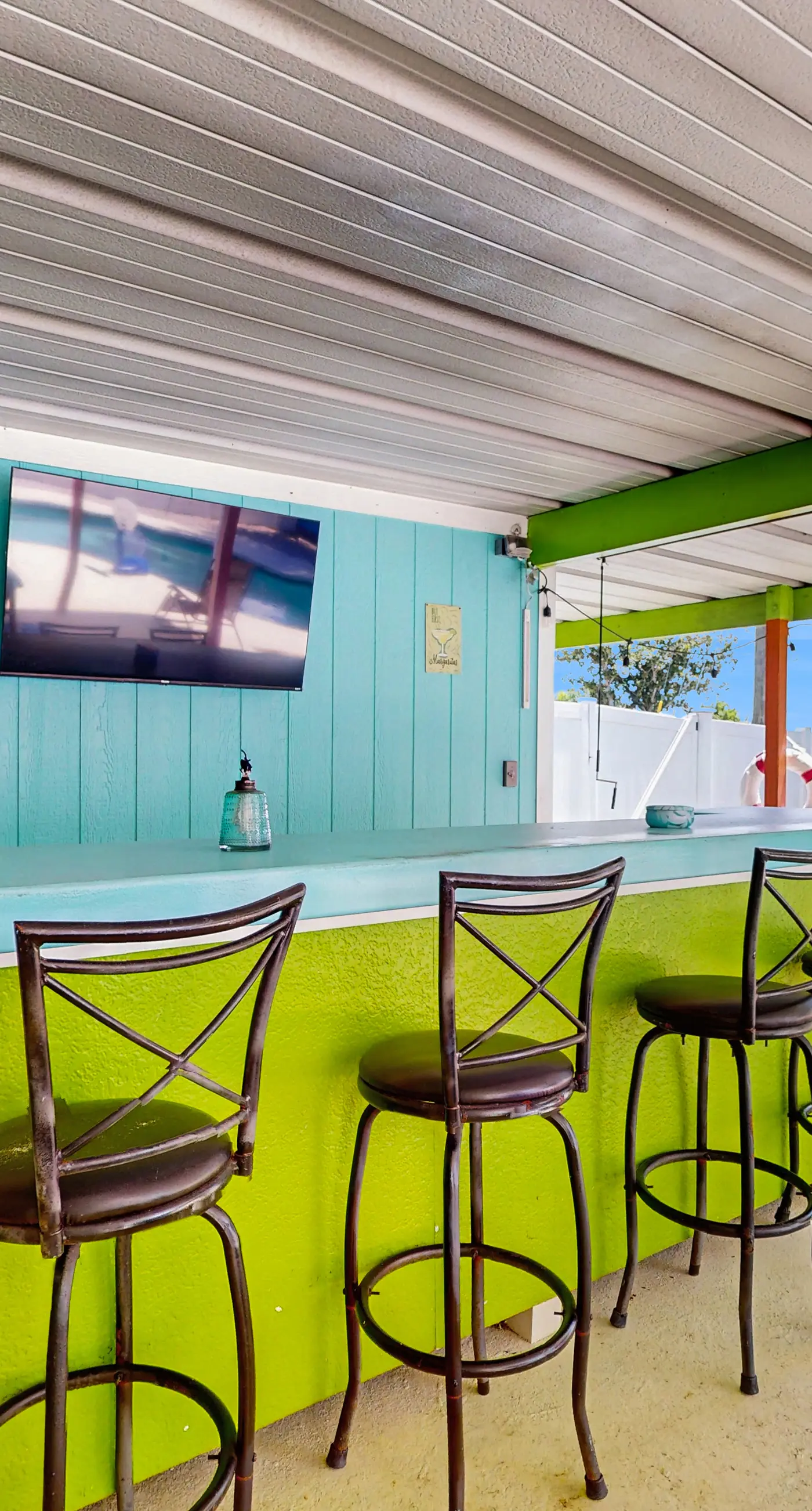 Bright Home with Private Pool High Speed WiFi Firepit Outdoor Bar and Grill