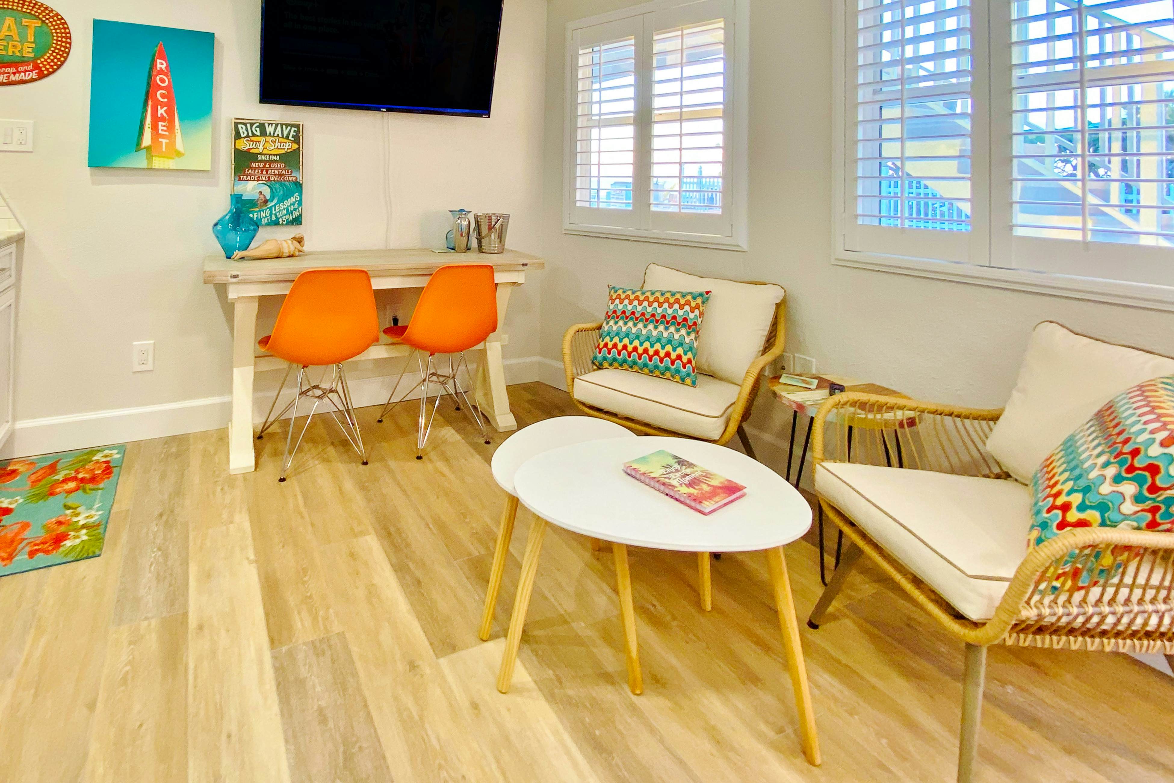 Retro chic beachfront studio mere steps from sand grilling area and shuffleboard