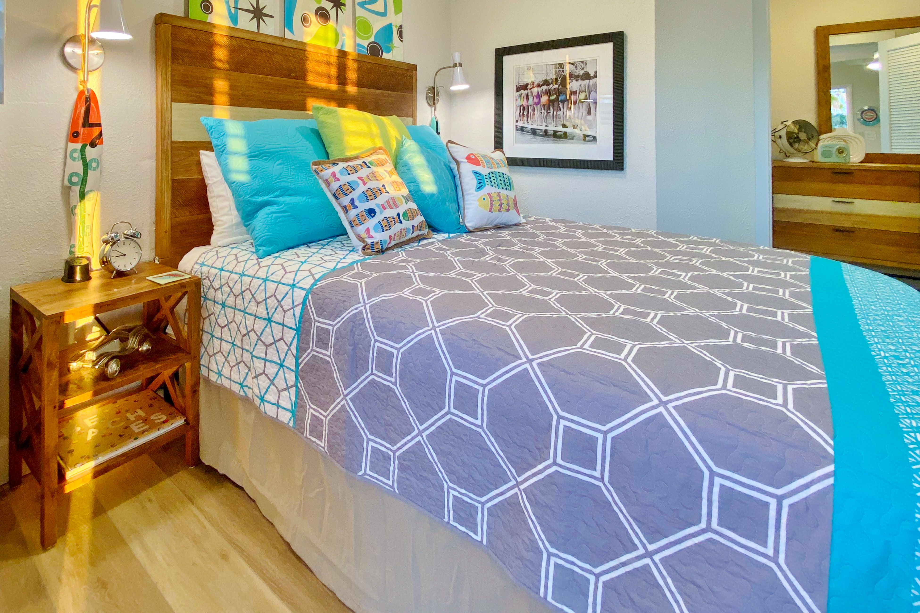 Retro chic beachfront studio mere steps from sand grilling area and shuffleboard