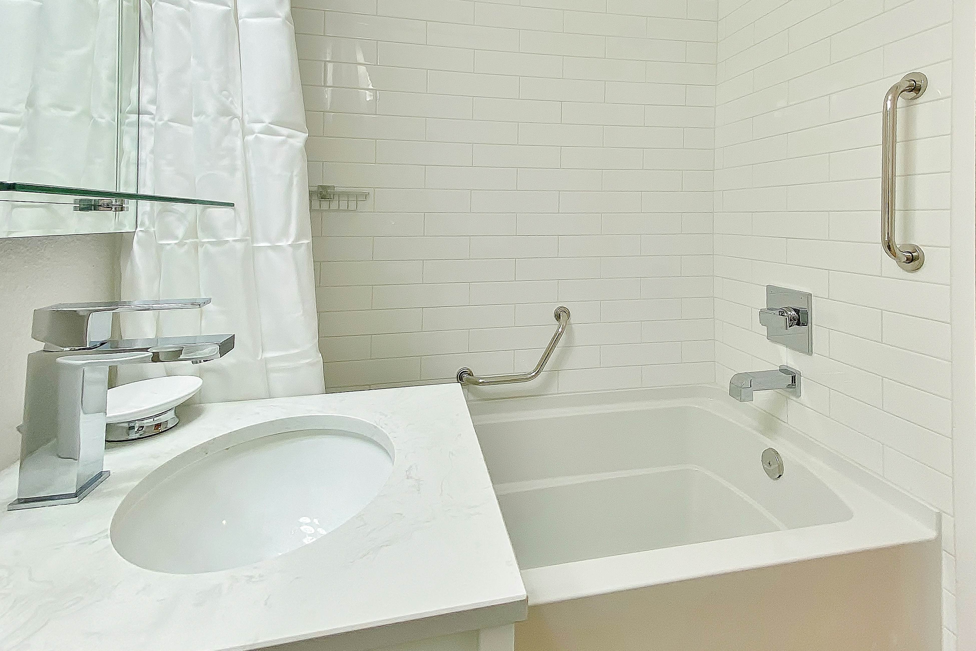 Retro chic beachfront studio mere steps from sand grilling area and shuffleboard