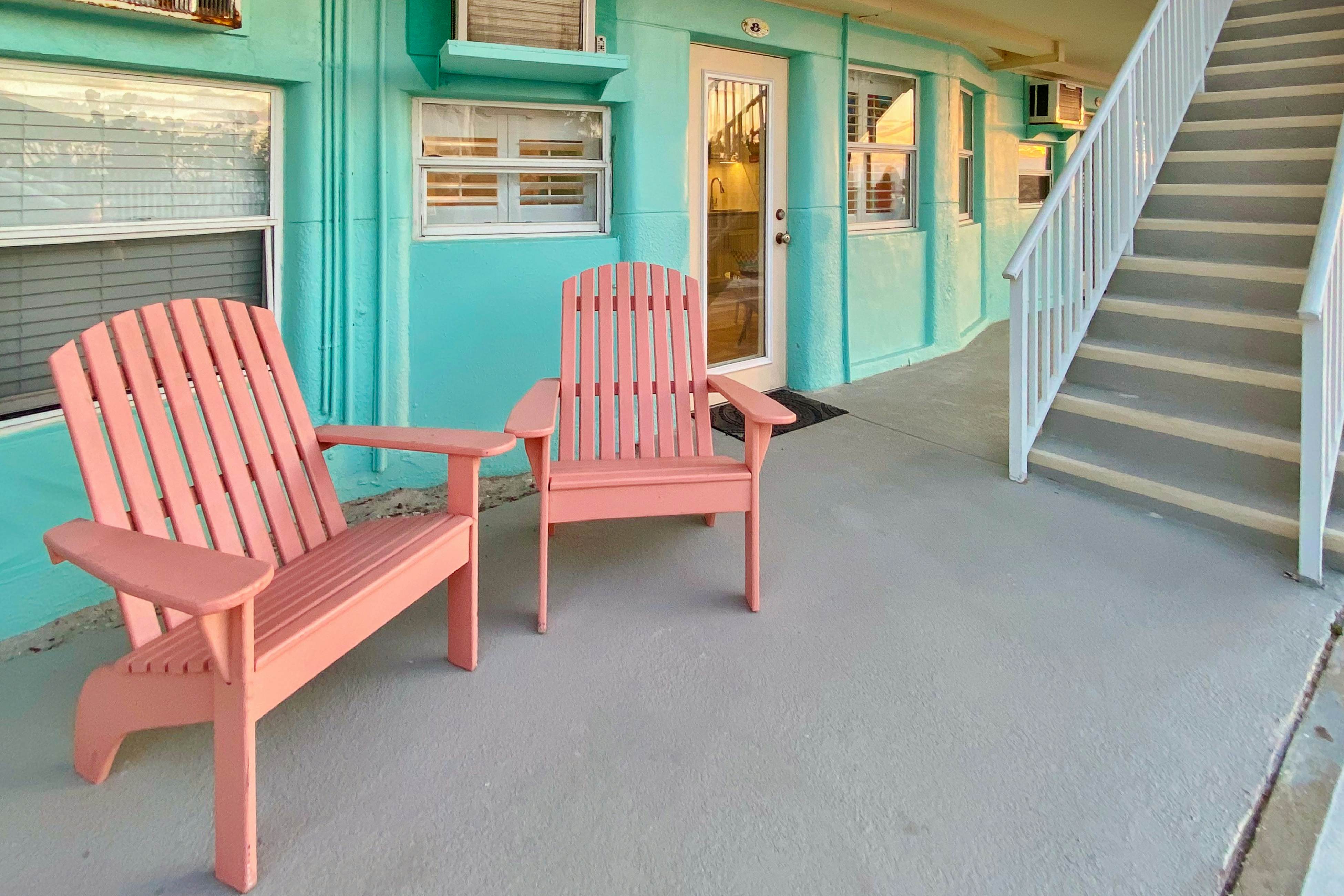 Retro chic beachfront studio mere steps from sand grilling area and shuffleboard