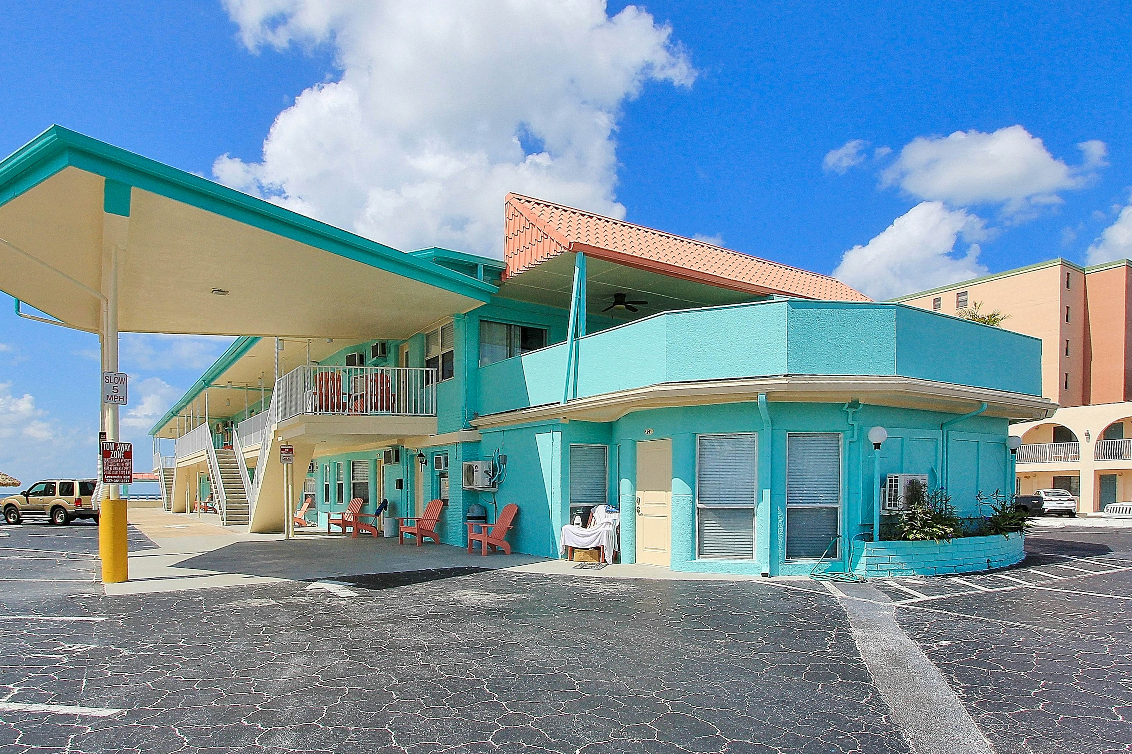 Retro chic beachfront studio mere steps from sand grilling area and shuffleboard
