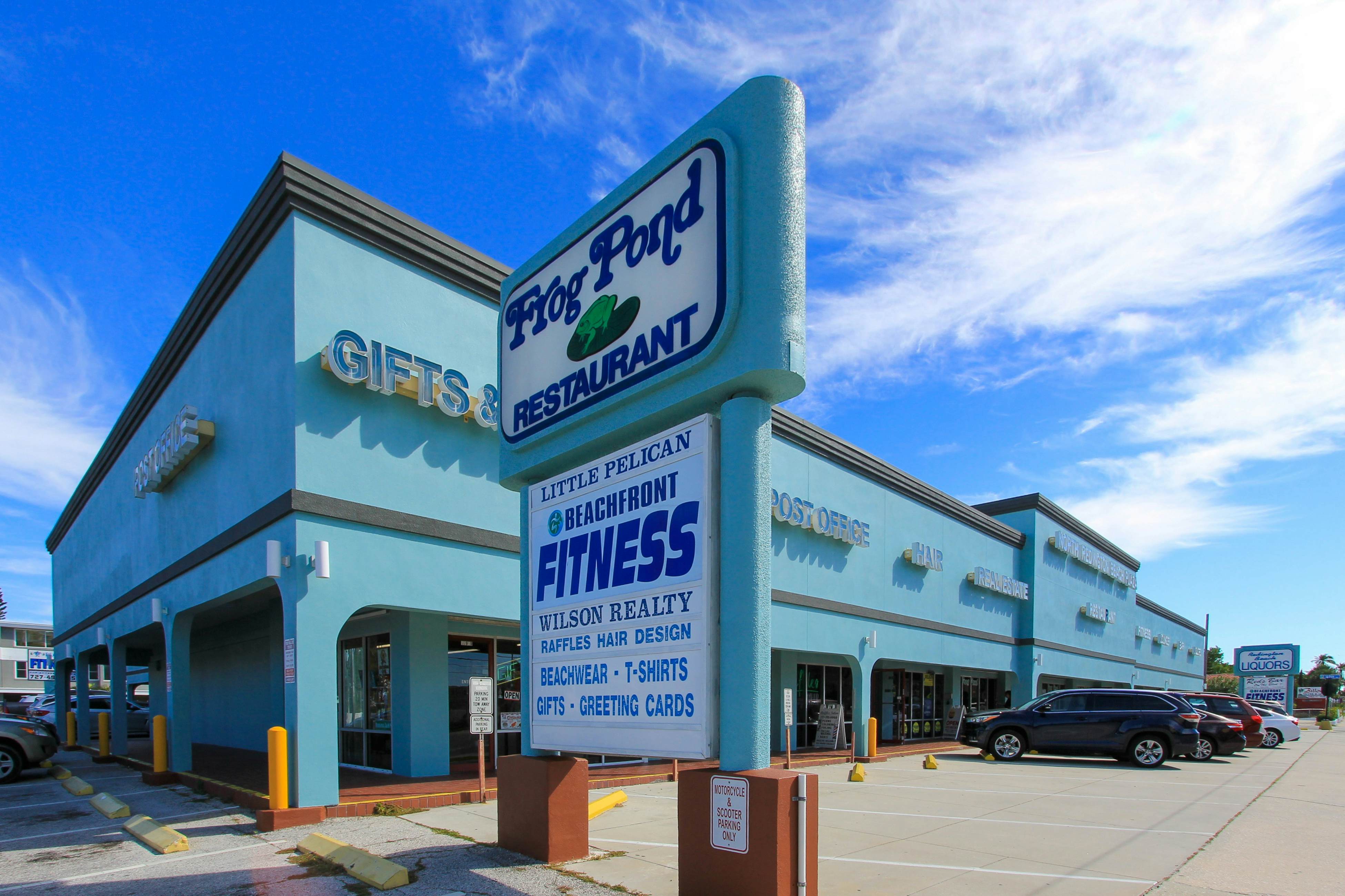 Retro chic beachfront studio mere steps from sand grilling area and shuffleboard