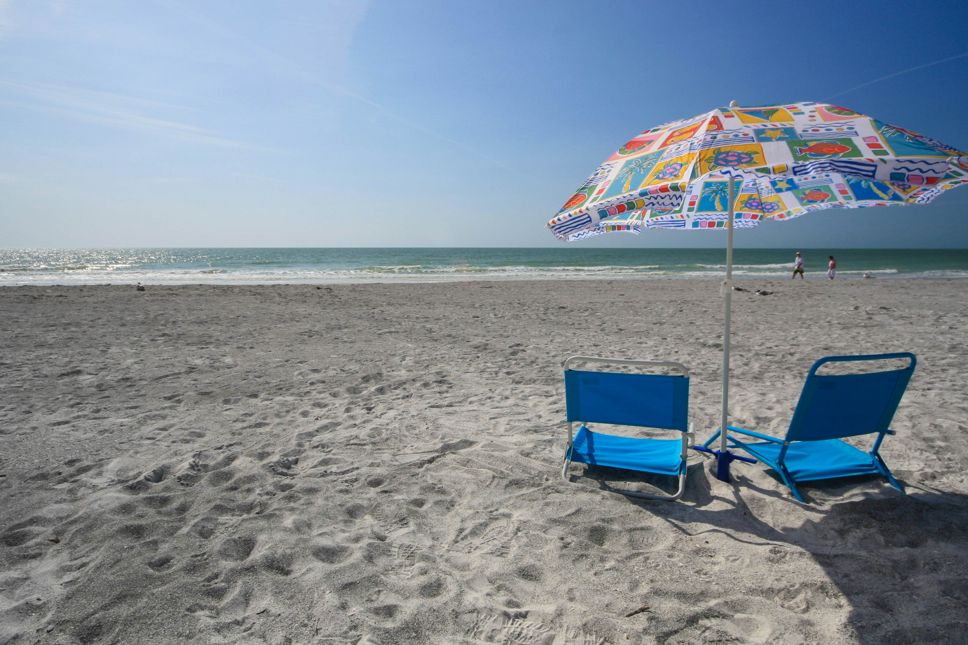 Retro chic beachfront studio mere steps from sand grilling area and shuffleboard
