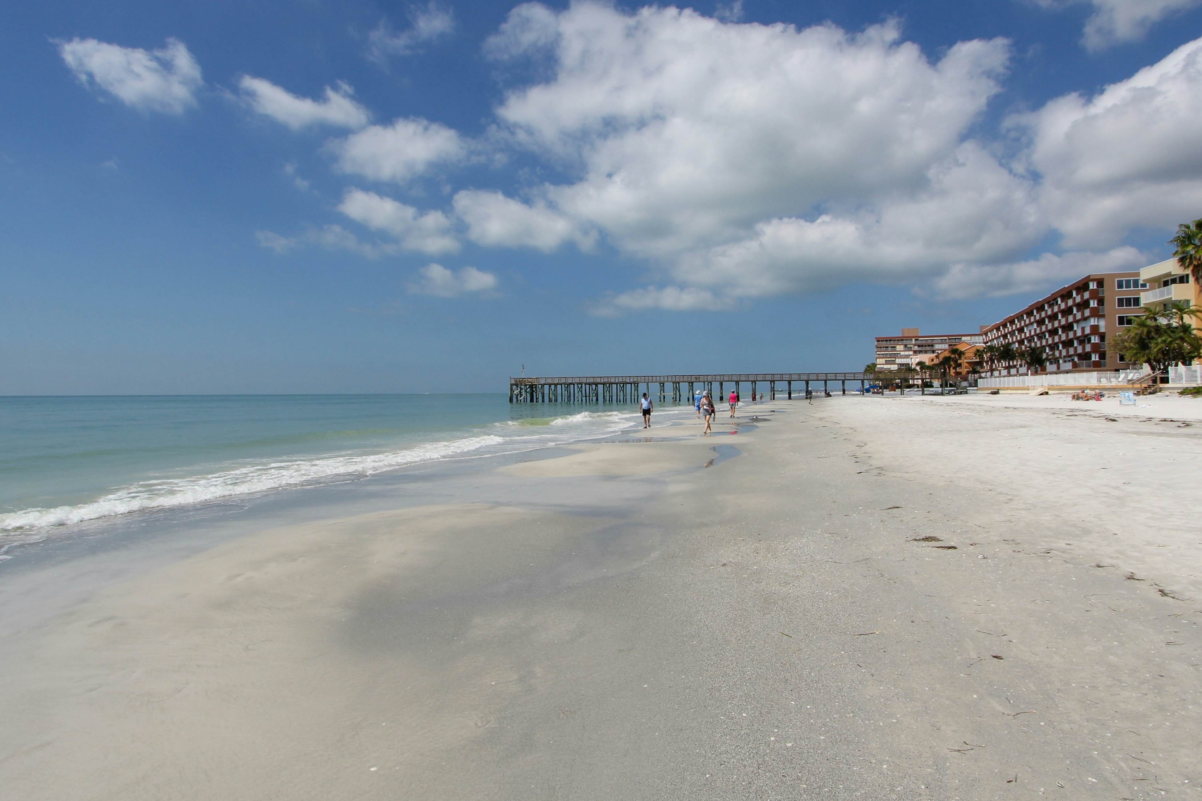 Retro chic beachfront studio mere steps from sand grilling area and shuffleboard