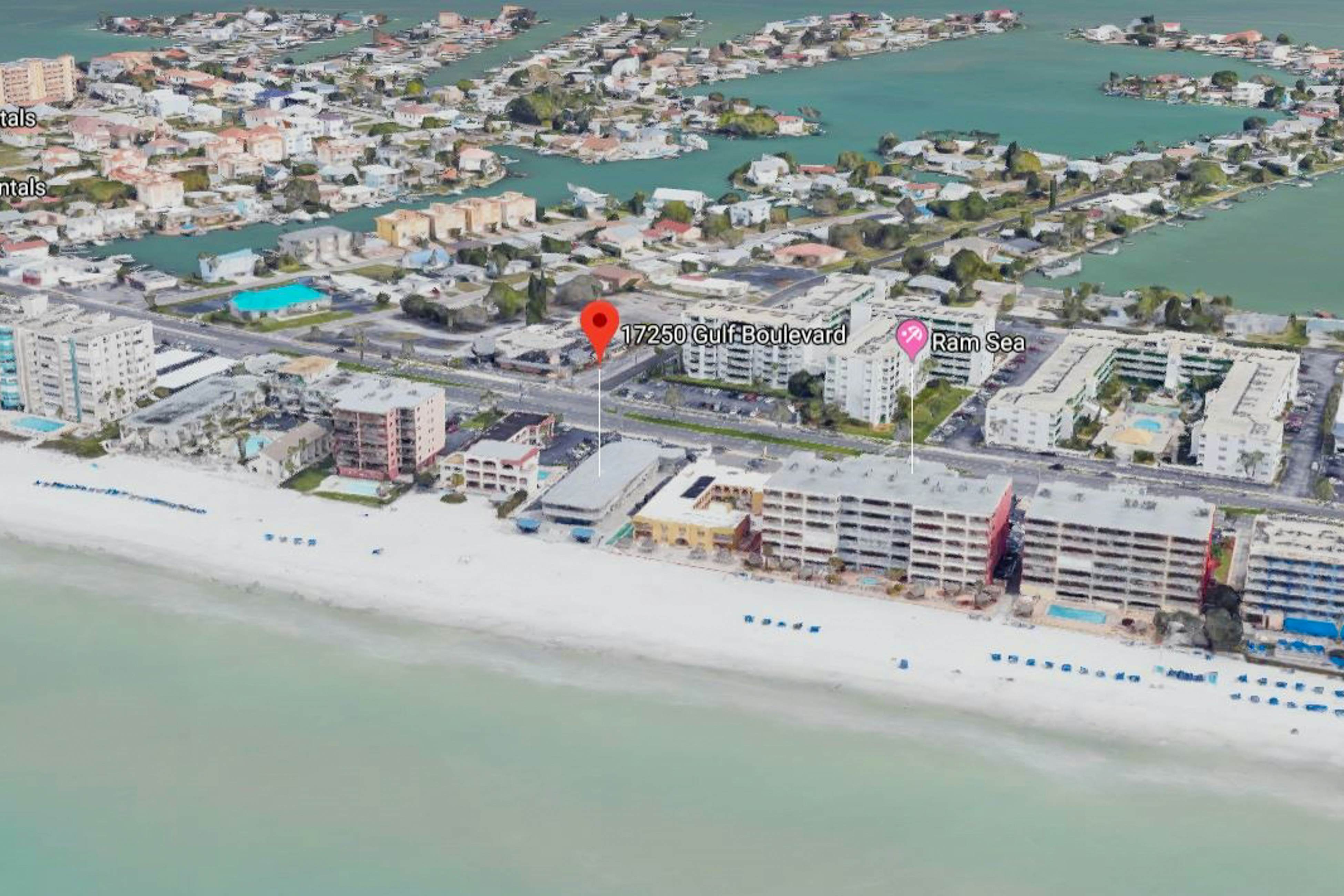 Retro chic beachfront studio mere steps from sand grilling area and shuffleboard