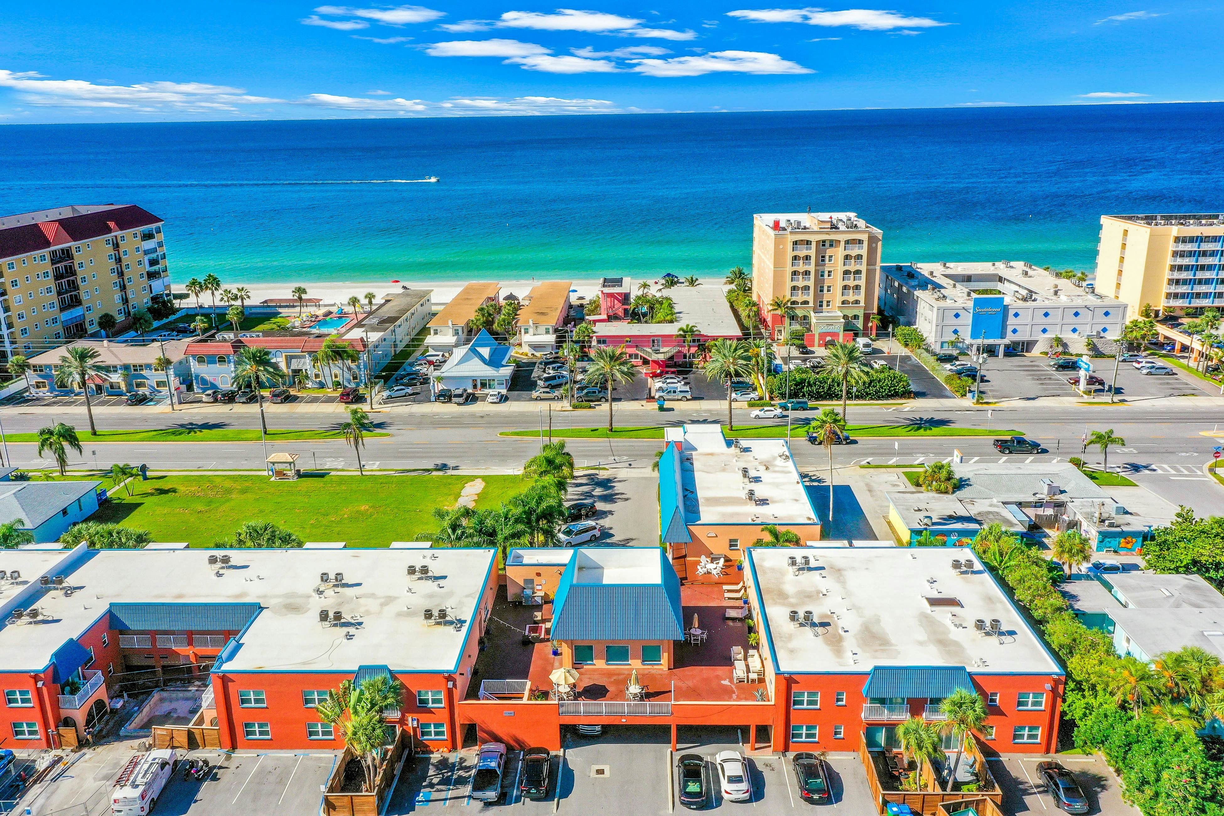 Dog friendly condo with pool fitness area balcony fast WiFi and WD