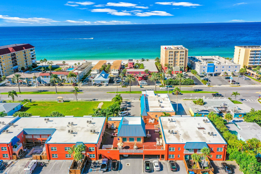 Dog friendly condo with pool fitness area balcony fast WiFi and WD