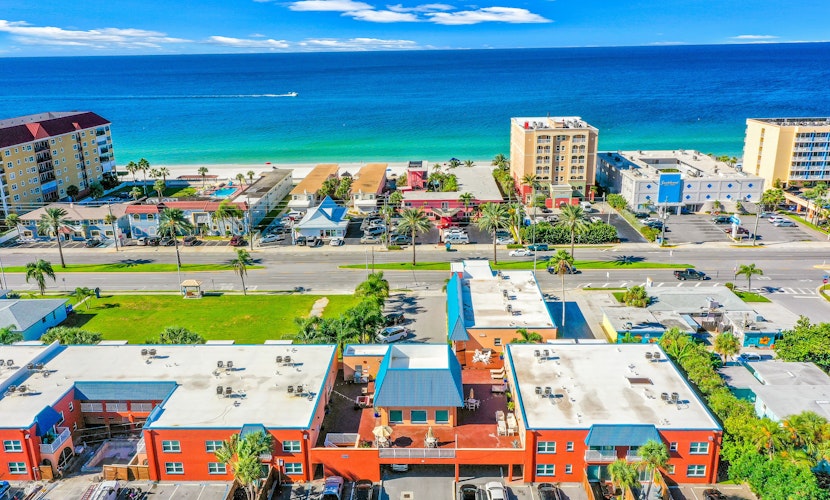 Dog friendly condo with pool fitness area balcony fast WiFi and WD