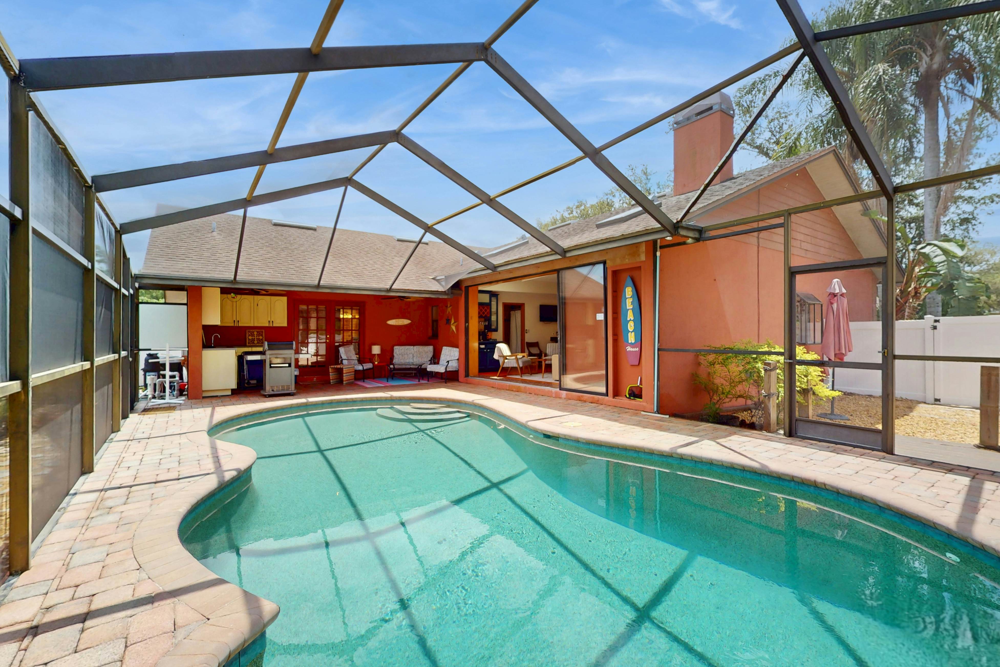 Charming retreat with pool dog friendly centrally located near Gulf with WD