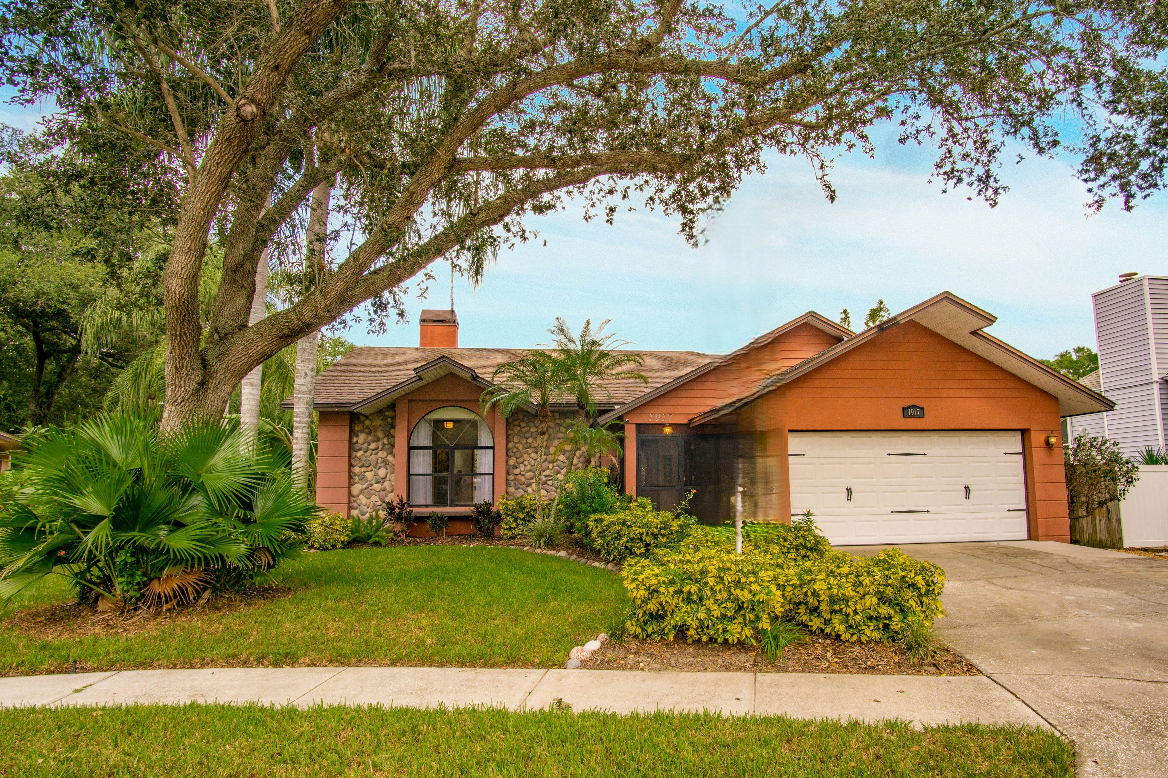 Charming retreat with pool dog friendly centrally located near Gulf with WD