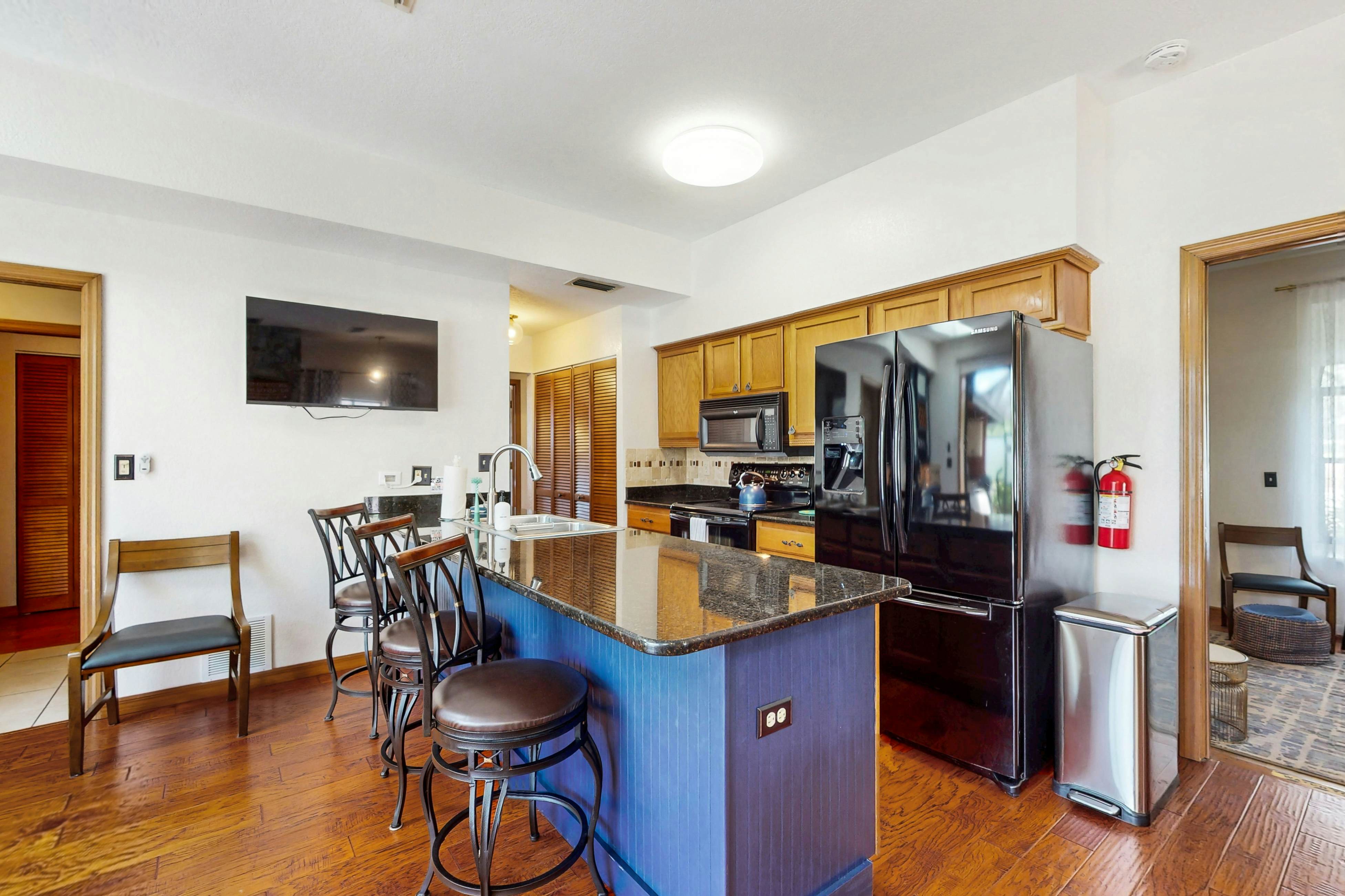 Charming retreat with pool dog friendly centrally located near Gulf with WD